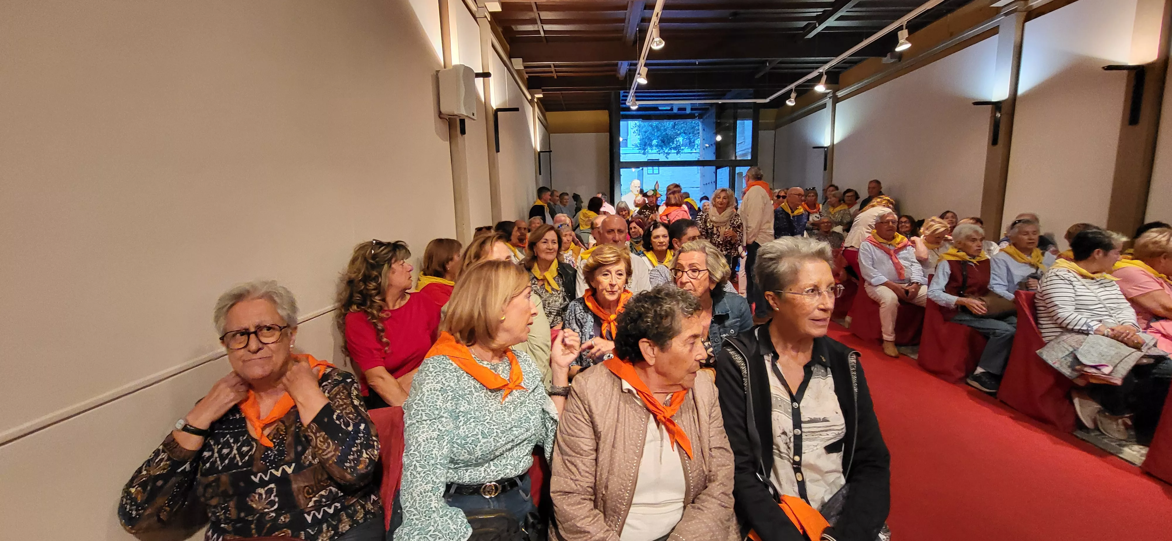 Recepción en el Ayuntamiento de Huesca a los participantes en el XXII Encuentro de Asociaciones del Camino de Santiago. Foto Mercedes Manterola