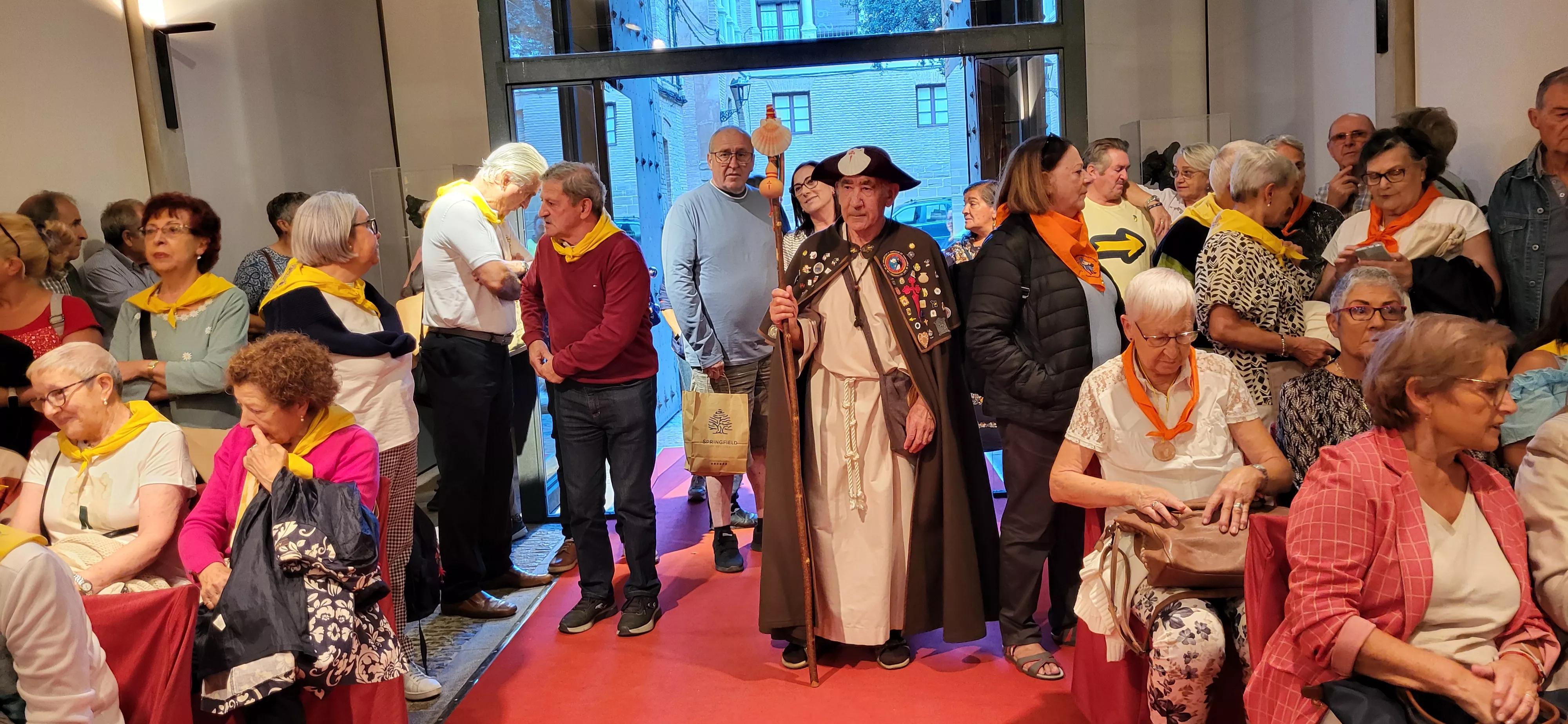 Recepción en el Ayuntamiento de Huesca a los participantes en el XXII Encuentro de Asociaciones del Camino de Santiago. Foto Mercedes Manterola