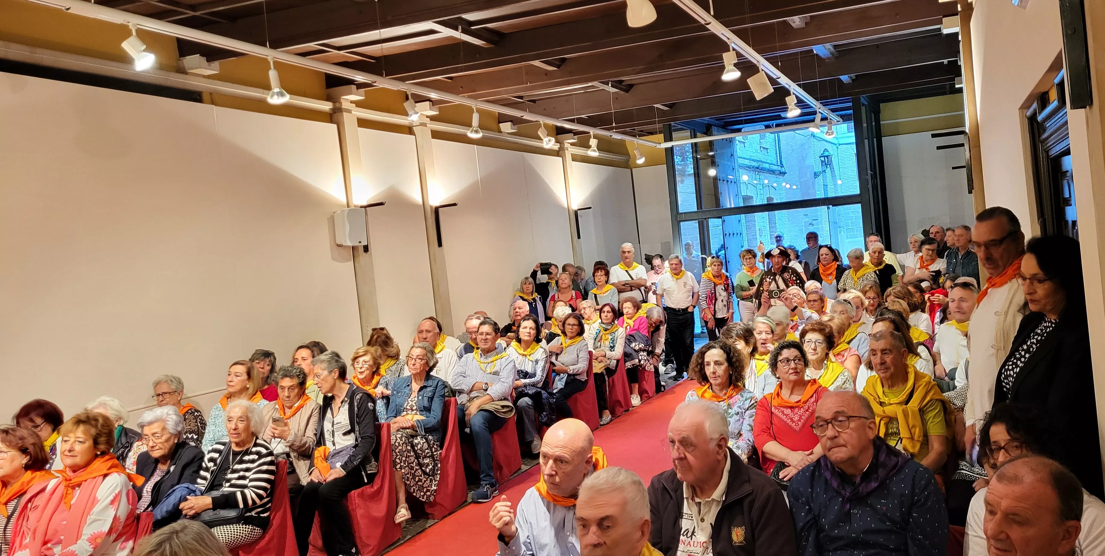 Recepción en el Ayuntamiento de Huesca a los participantes en el XXII Encuentro de Asociaciones del Camino de Santiago. Foto Mercedes Manterola