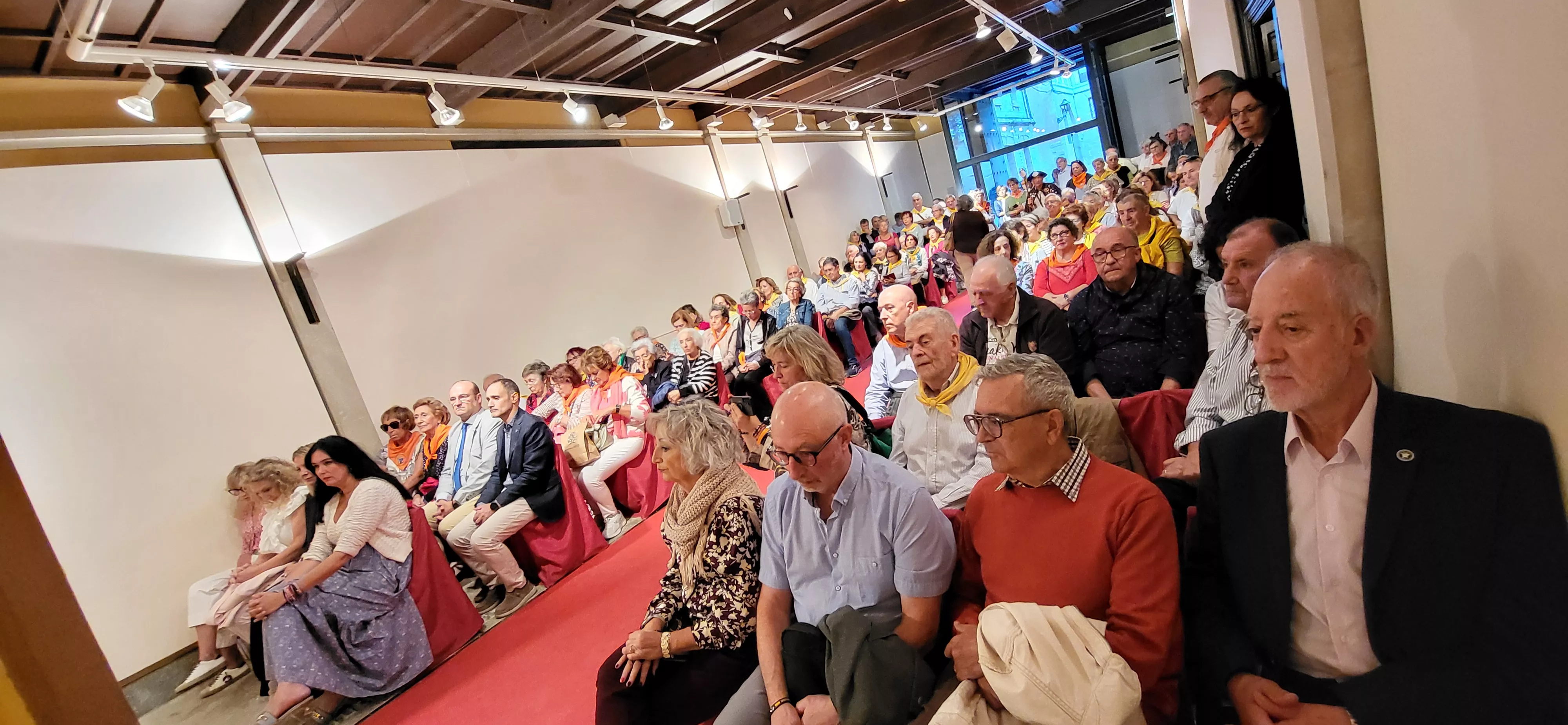Recepción en el Ayuntamiento de Huesca a los participantes en el XXII Encuentro de Asociaciones del Camino de Santiago. Foto Mercedes Manterola