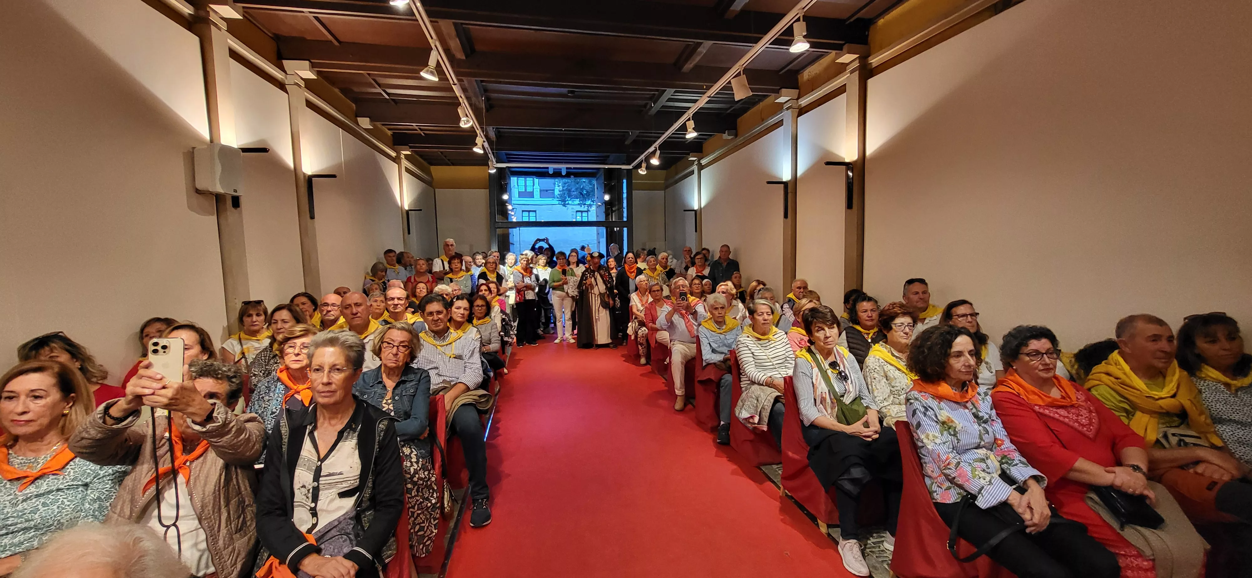Recepción en el Ayuntamiento de Huesca a los participantes en el XXII Encuentro de Asociaciones del Camino de Santiago. Foto Mercedes Manterola