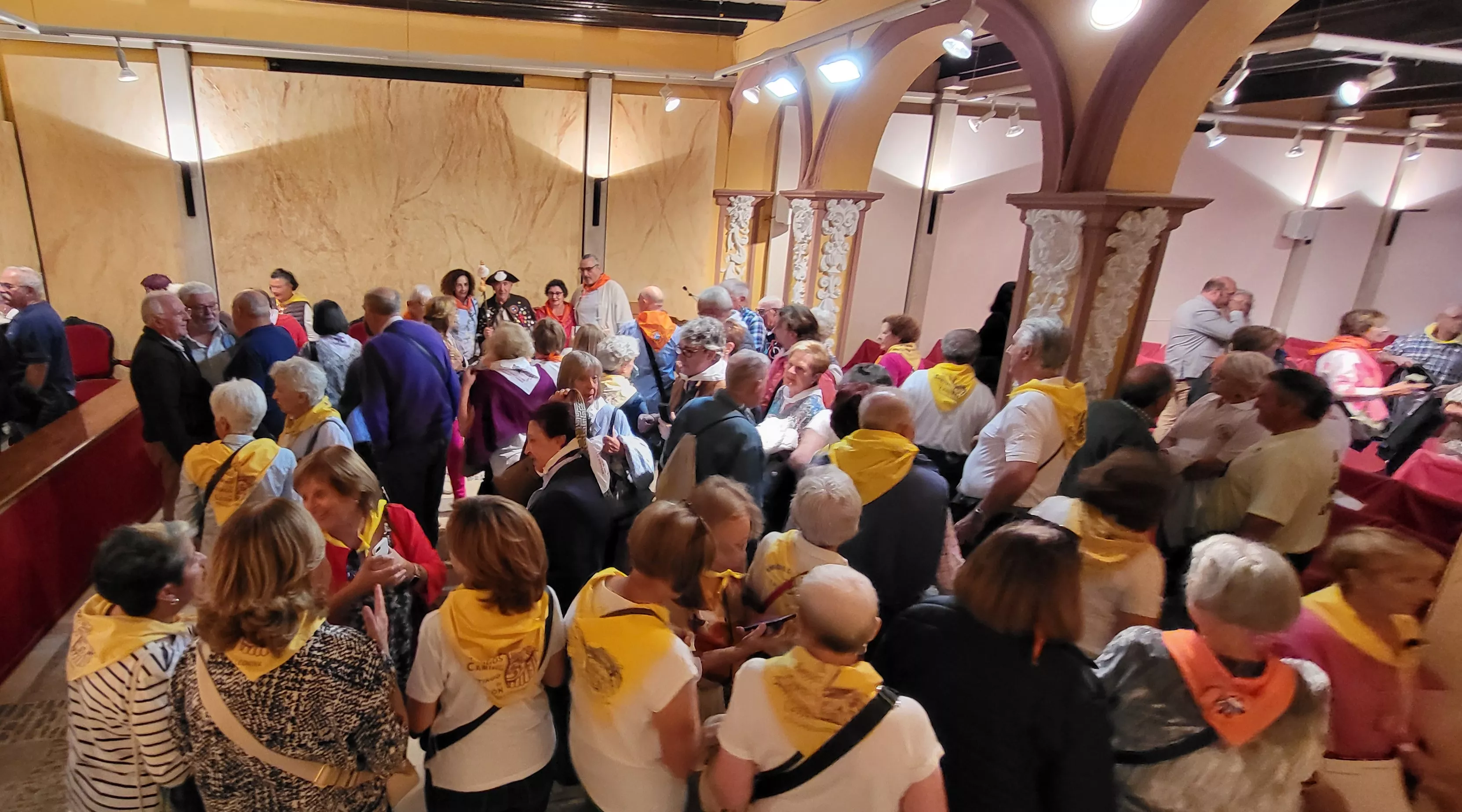 Recepción en el Ayuntamiento de Huesca a los participantes en el XXII Encuentro de Asociaciones del Camino de Santiago. Foto Mercedes Manterola