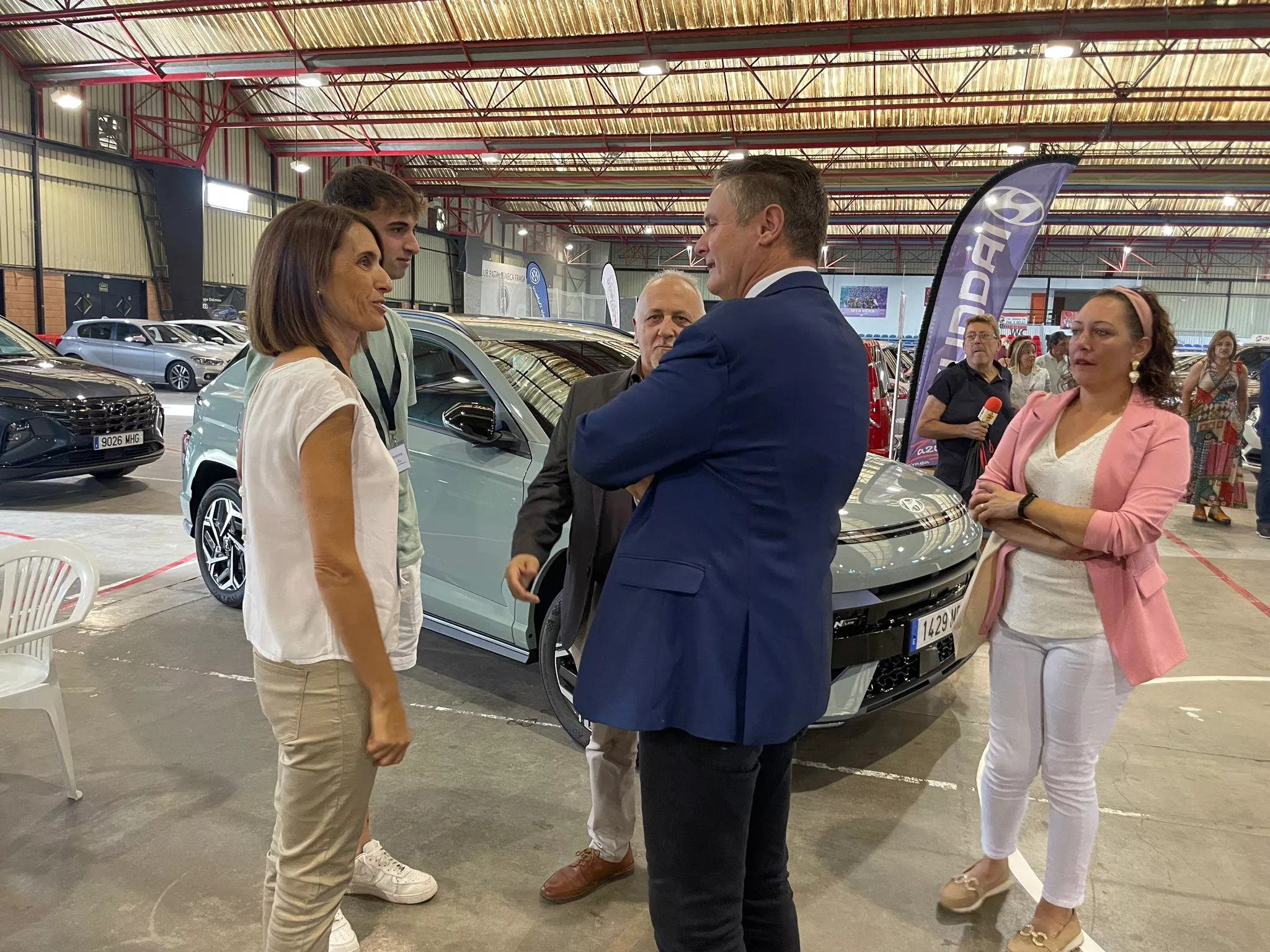 El alcalde Gramún y Javier Catalán, con expositores en la inauguración de Mercocasión