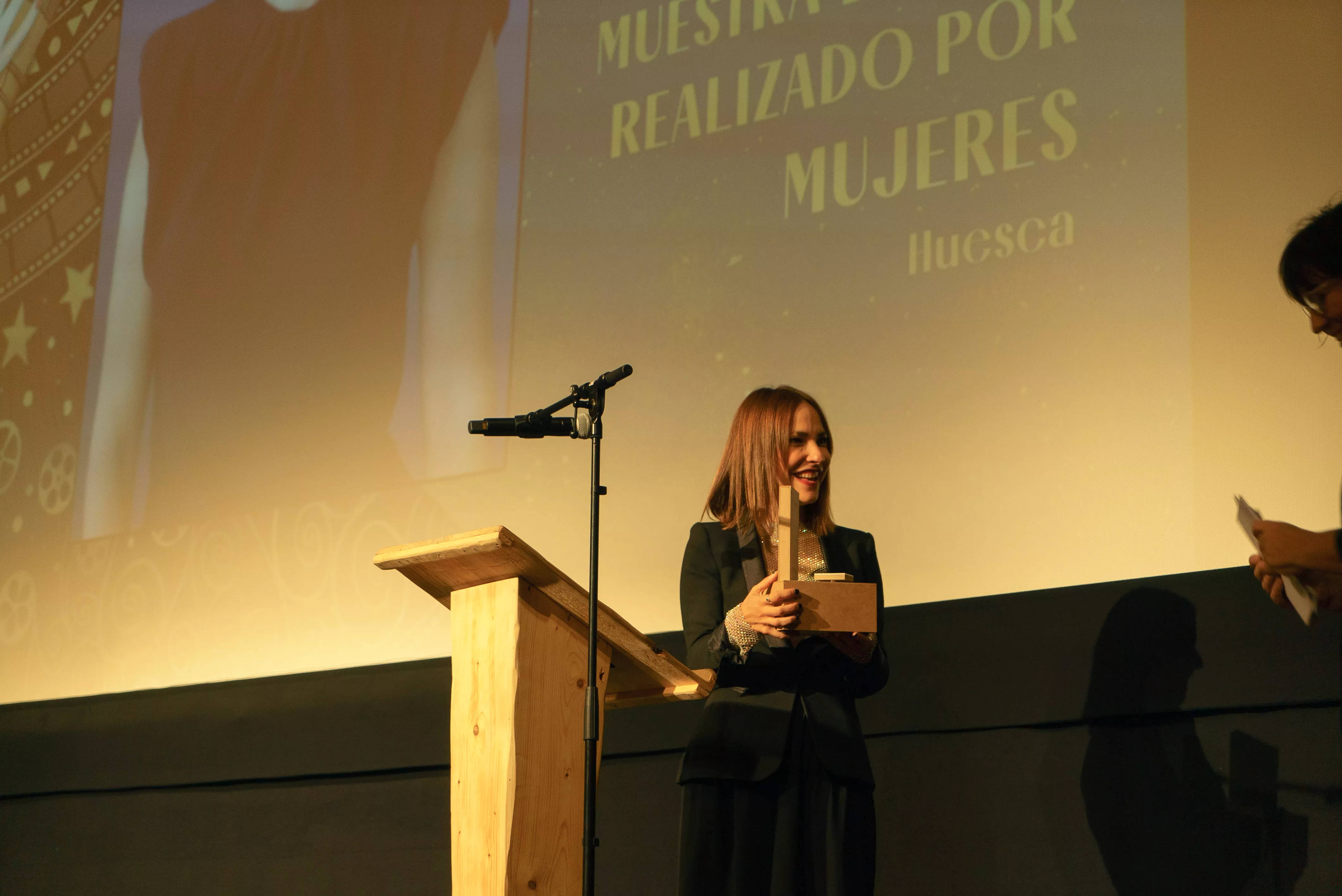 Paula Ortiz, recogiendo el premio Pan y Rosas de la Muestra de Cine Realizado por Mujeres de Huesca. Foto Manuela Roig.
