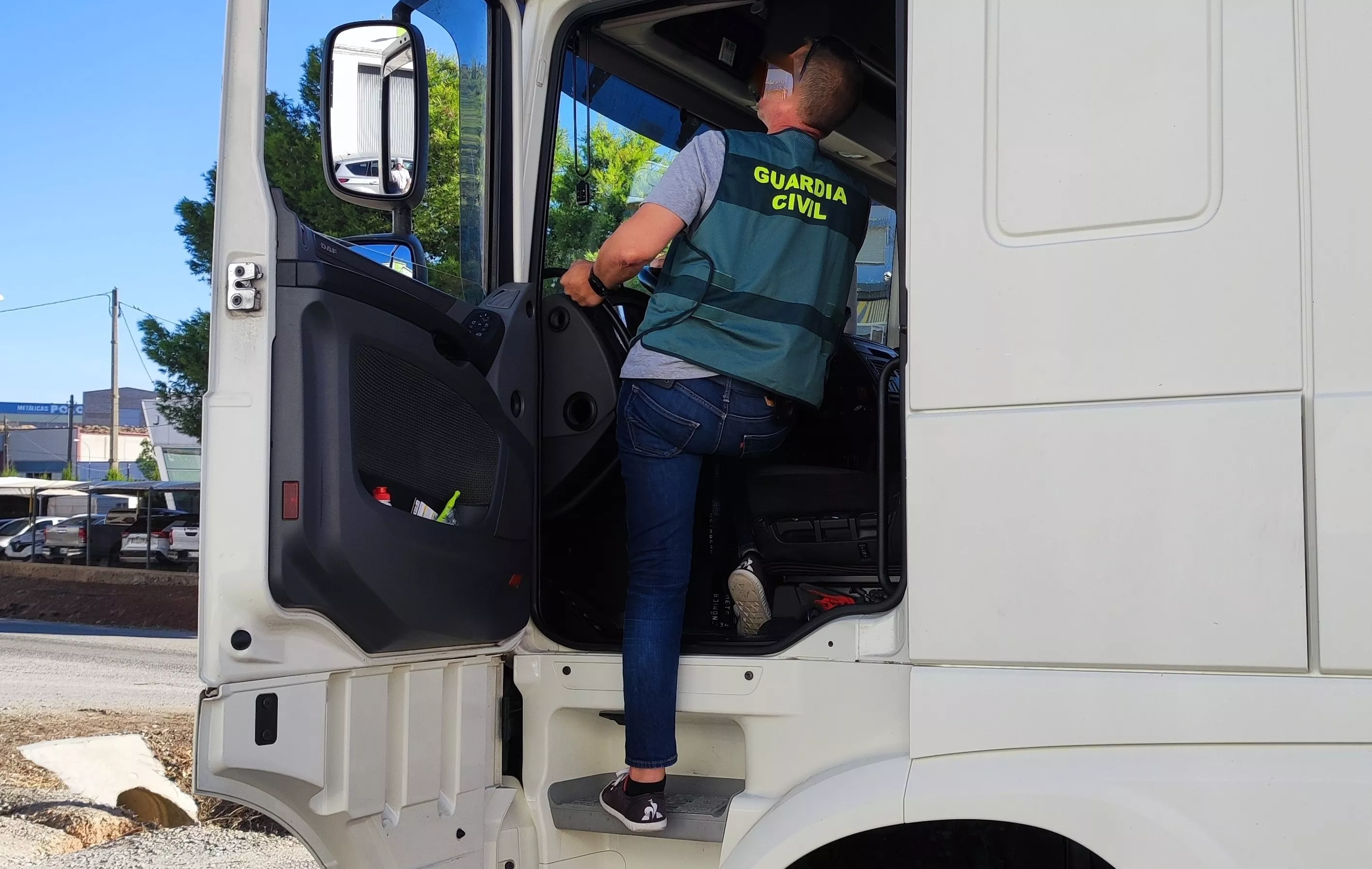 La Guardia Civil investiga al gerente de una empresa portuguesa por manipular el tacógrafo de un camión.