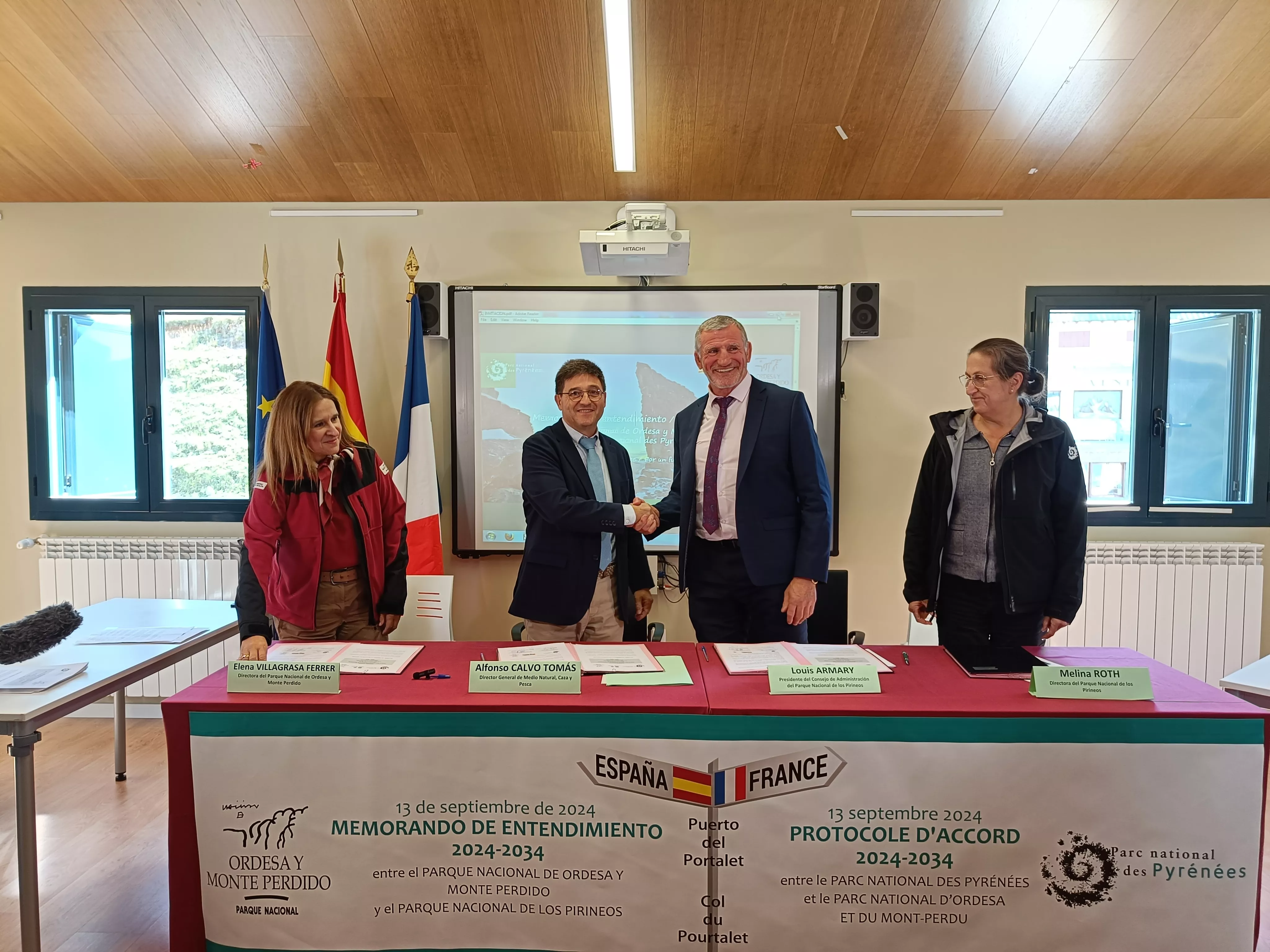 Villagrasa, Calvo, Armary y Roth tras la firma del acuerdo entre el Parque Nacional de Ordesa y el Parque Nacional de los Pirineos.