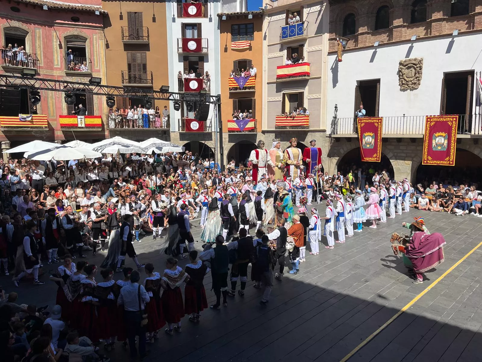 Actuación de los danzantes en la Plaza Mayor de Graus
