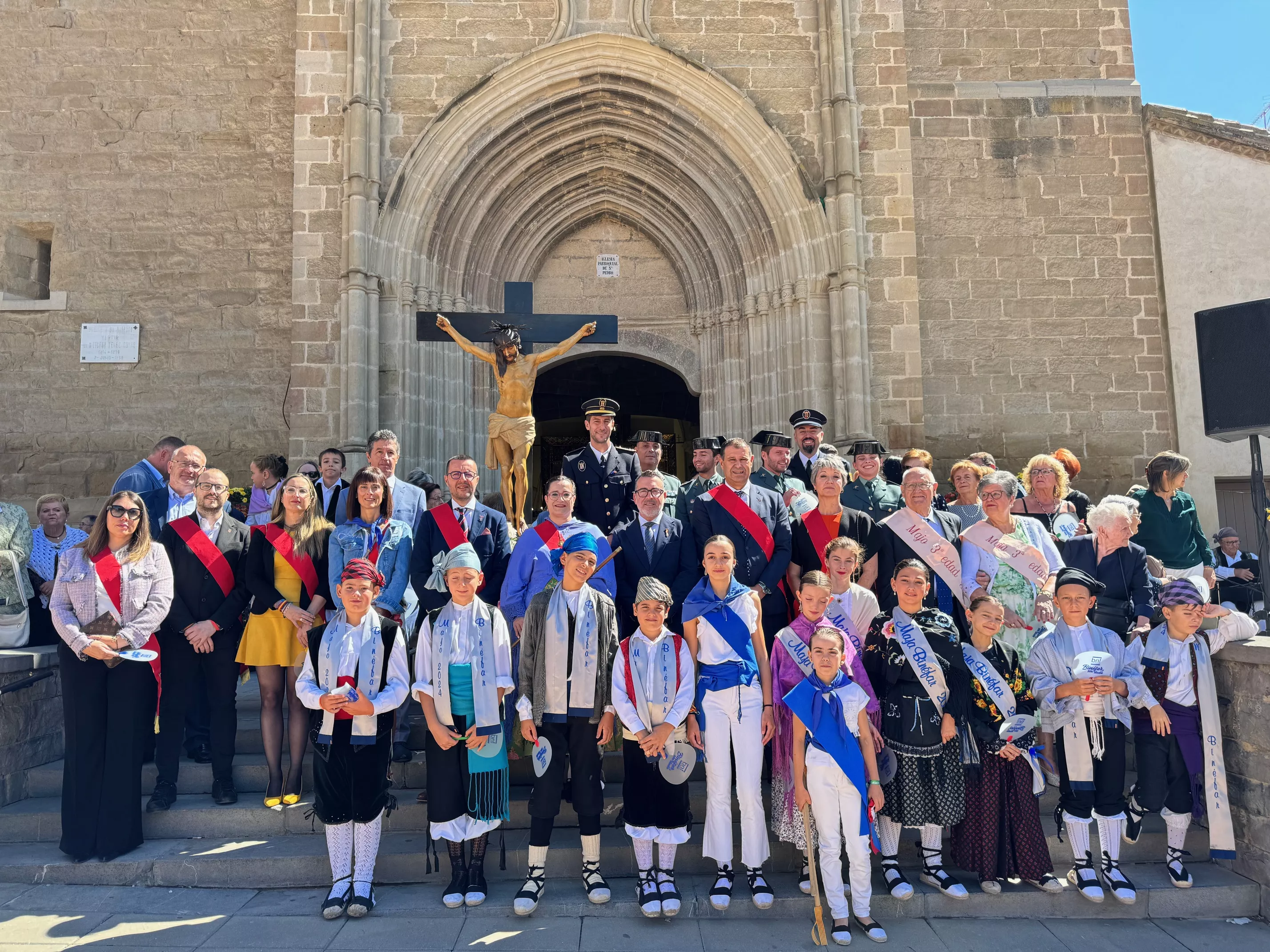 Celebración del día grande de las fiestas de Binéfar con la ofrenda de flores y el paloteau.
