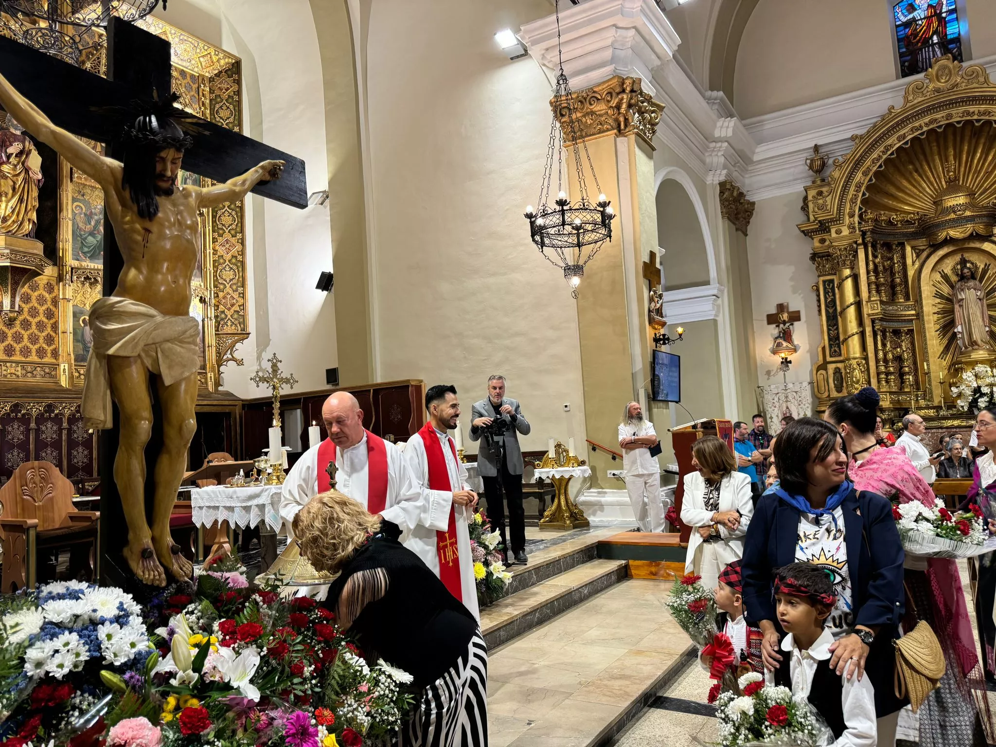 Celebración del día grande de las fiestas de Binéfar con la ofrenda de flores y el paloteau.