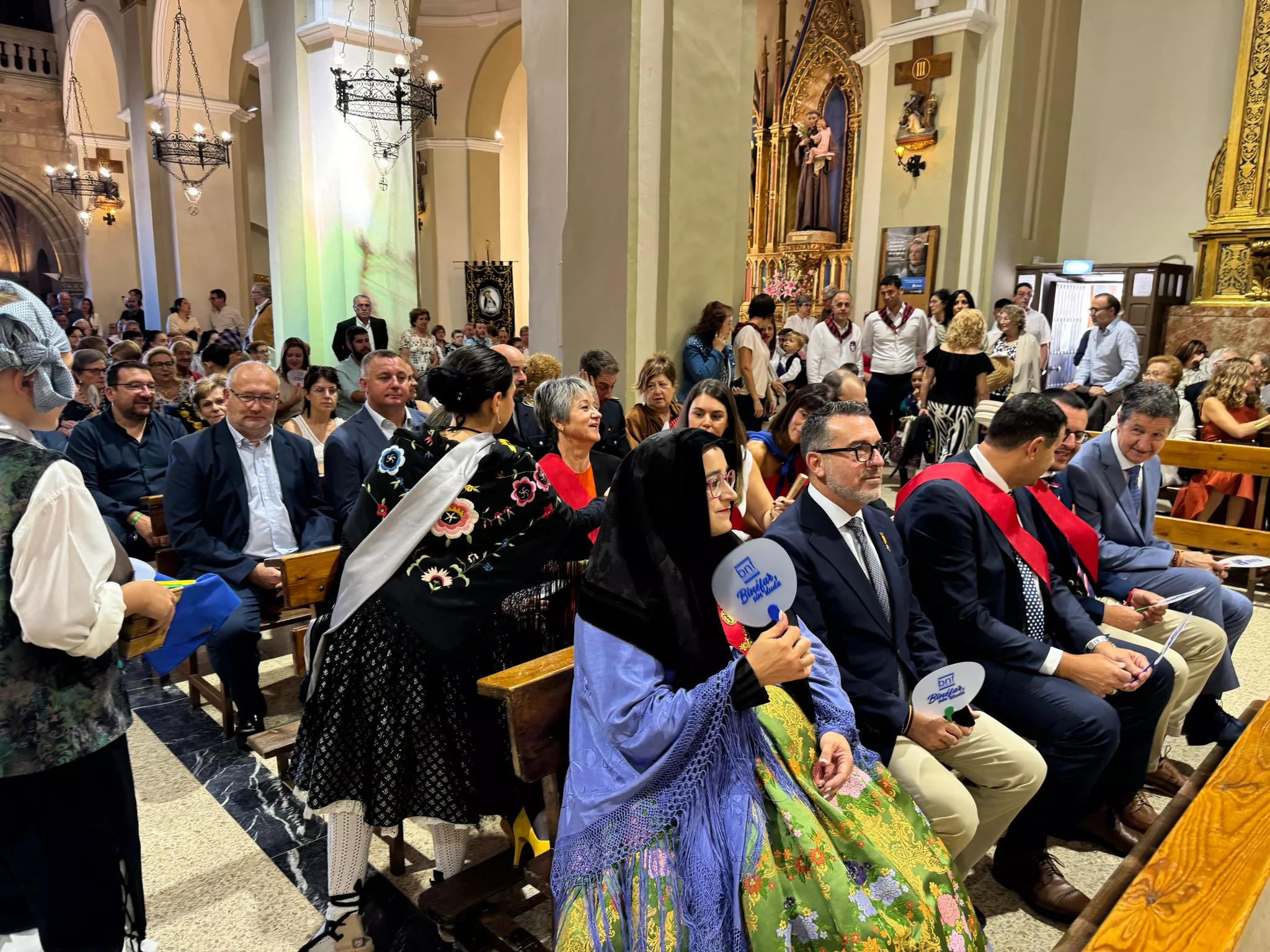 Celebración del día grande de las fiestas de Binéfar con la ofrenda de flores y el paloteau.