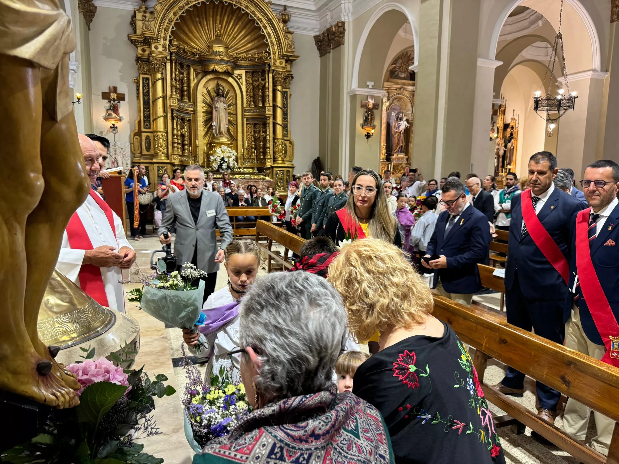 Celebración del día grande de las fiestas de Binéfar con la ofrenda de flores y el paloteau.