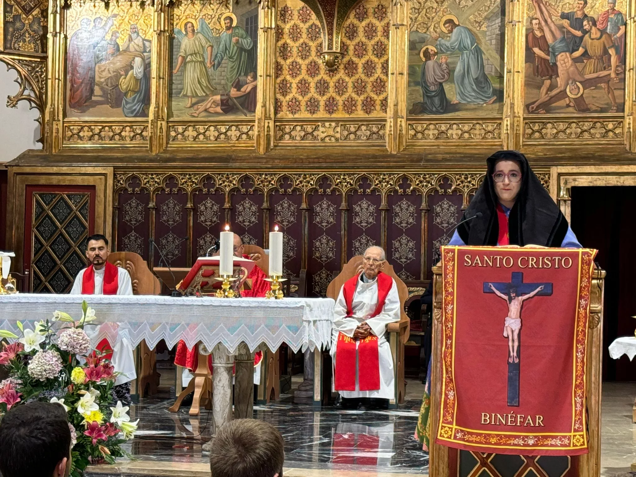 Celebración del día grande de las fiestas de Binéfar con la ofrenda de flores y el paloteau.