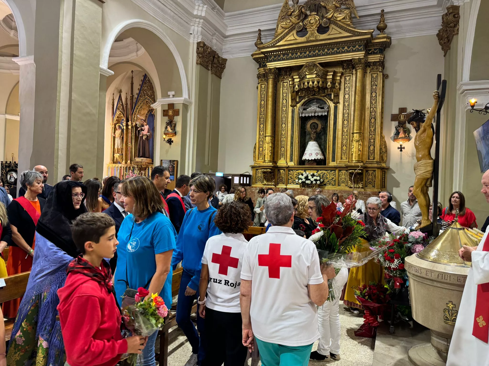 Celebración del día grande de las fiestas de Binéfar con la ofrenda de flores y el paloteau.