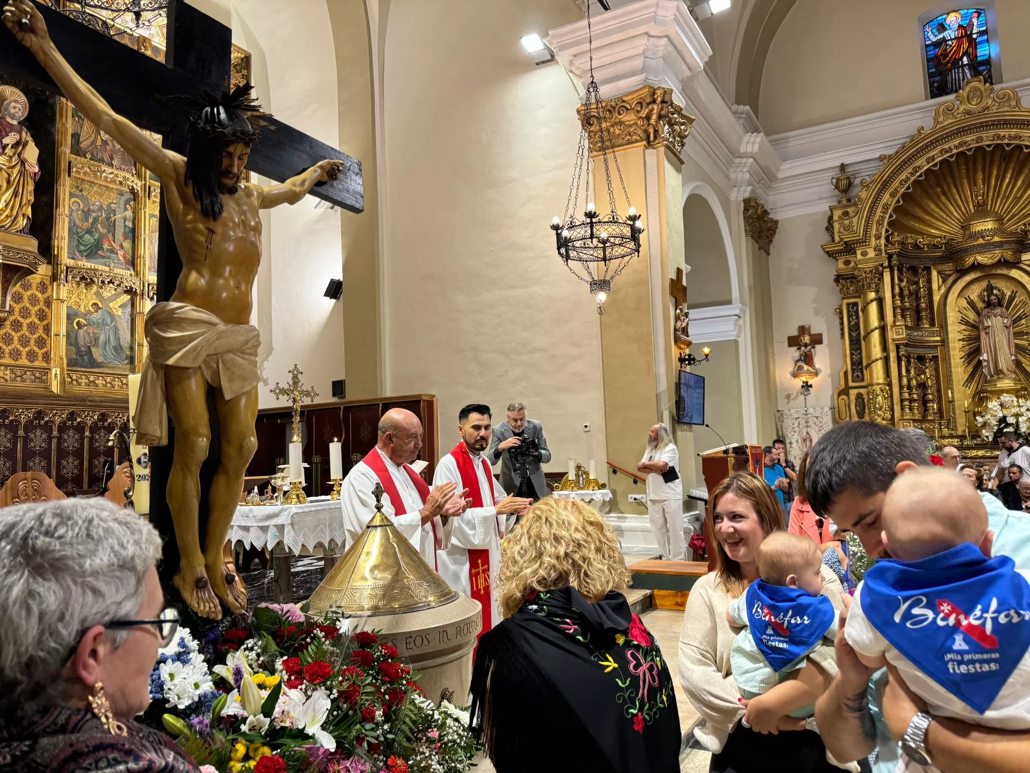 Celebración del día grande de las fiestas de Binéfar con la ofrenda de flores y el paloteau.