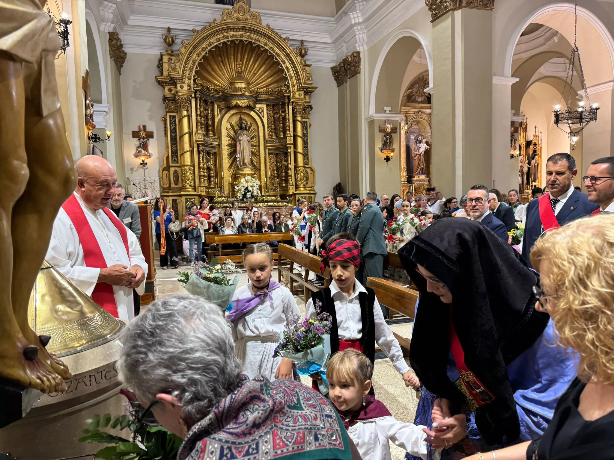 Celebración del día grande de las fiestas de Binéfar con la ofrenda de flores y el paloteau.