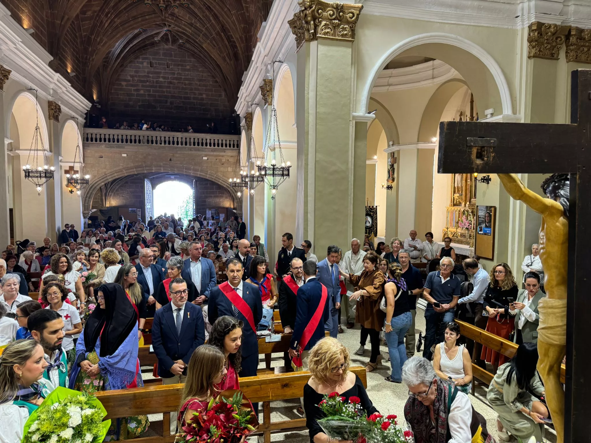 Celebración del día grande de las fiestas de Binéfar con la ofrenda de flores y el paloteau.