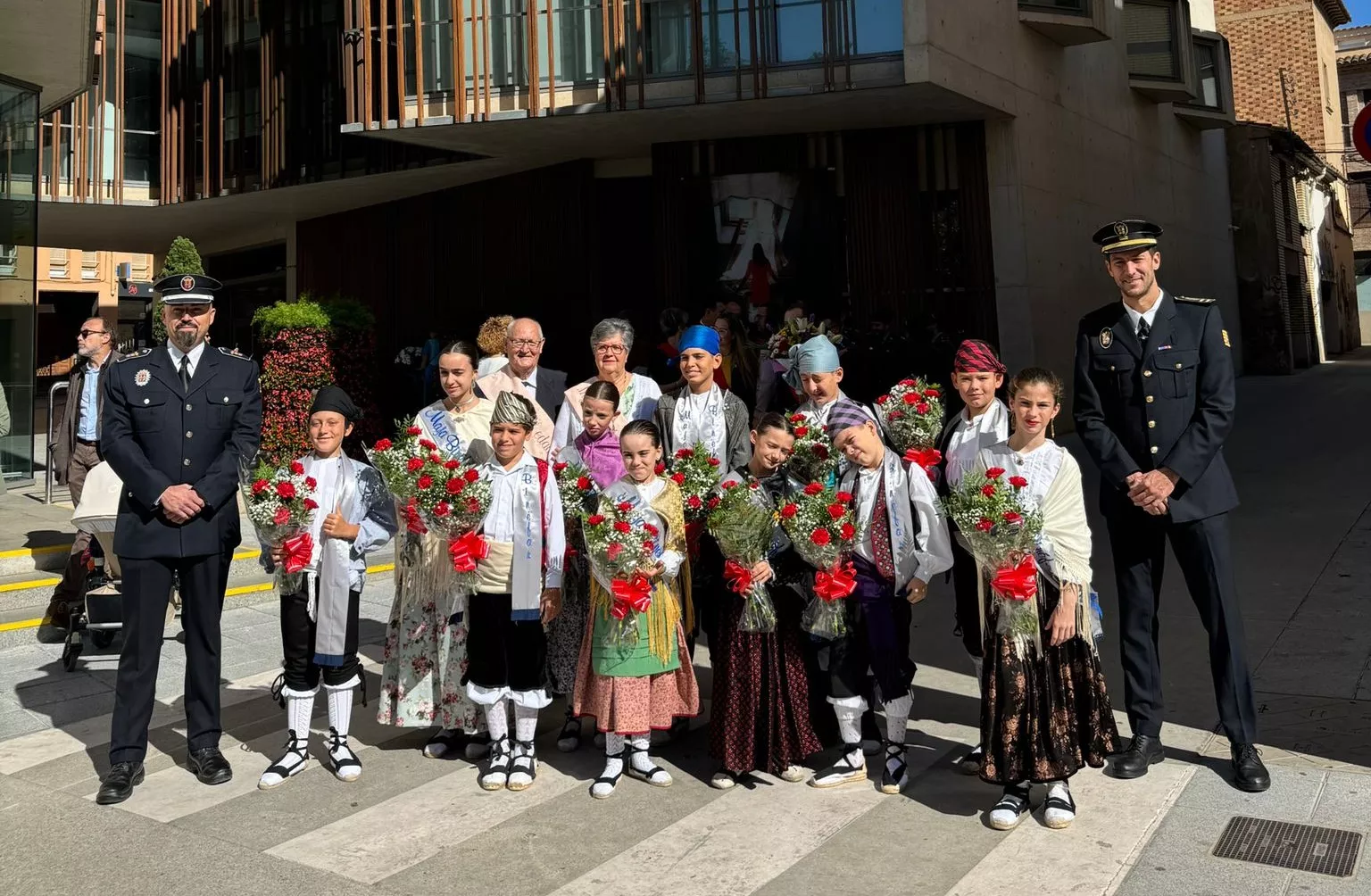 Celebración del día grande de las fiestas de Binéfar con la ofrenda de flores y el paloteau.