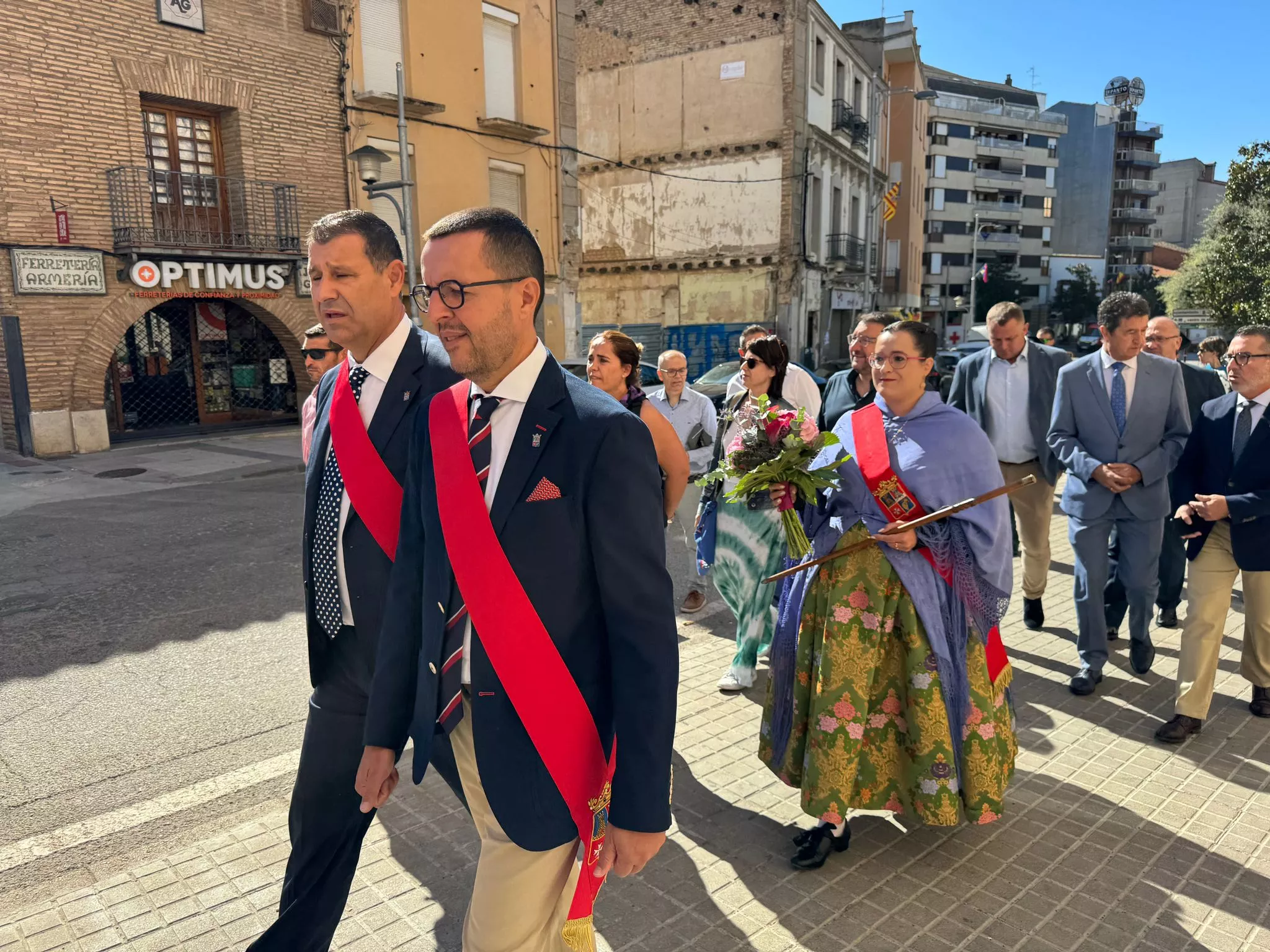 Celebración del día grande de las fiestas de Binéfar con la ofrenda de flores y el paloteau.