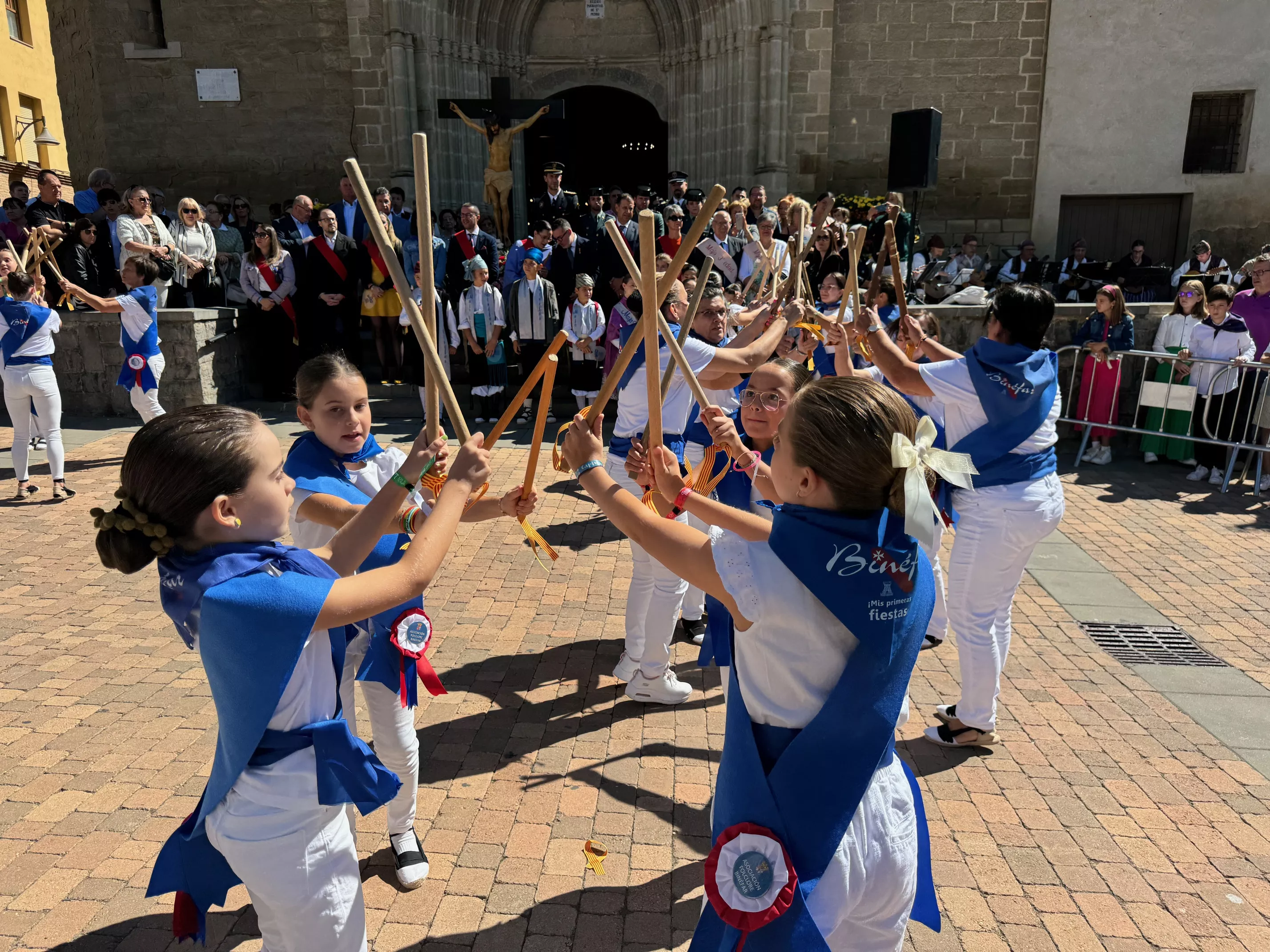 Celebración del día grande de las fiestas de Binéfar con la ofrenda de flores y el paloteau.
