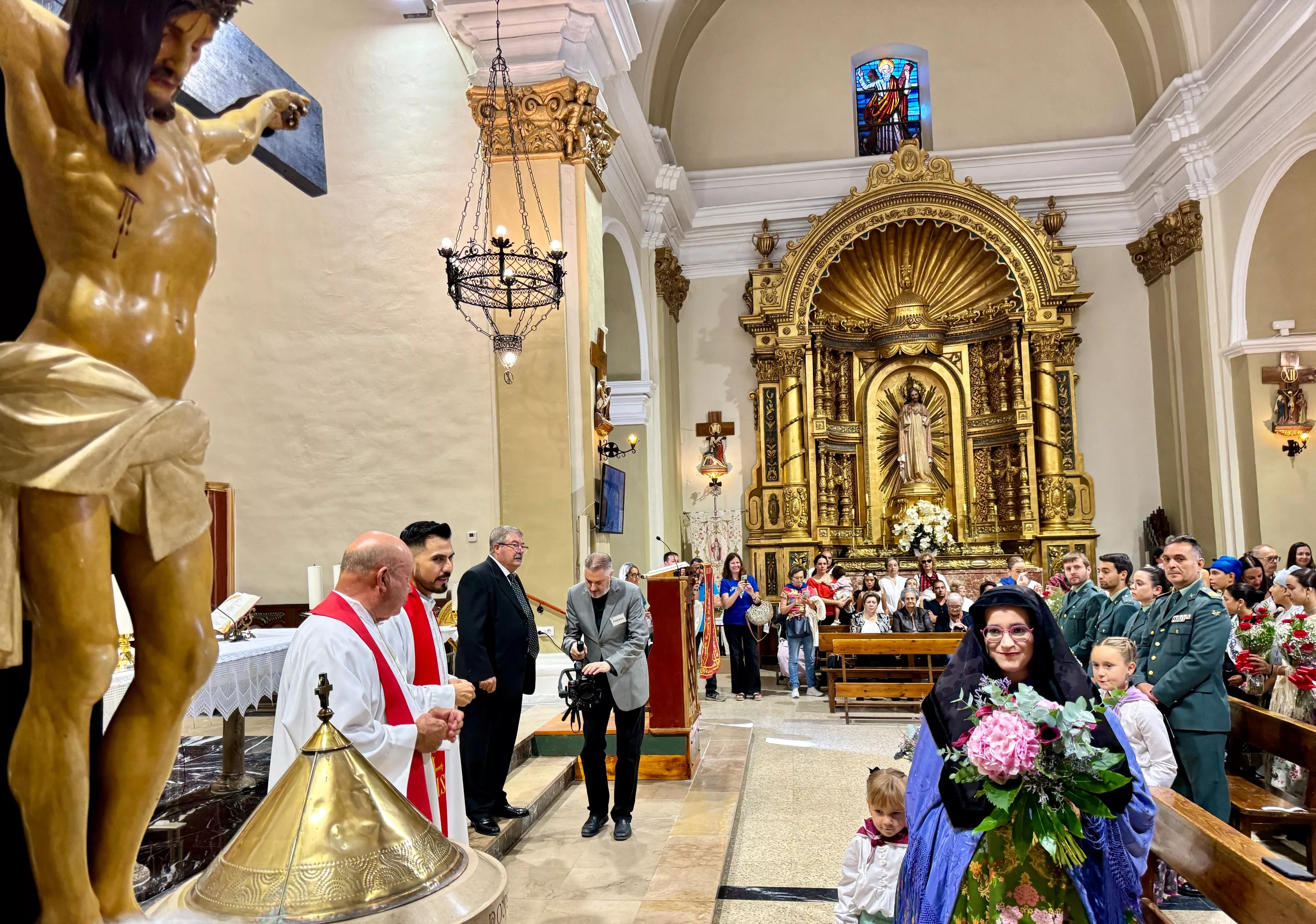 Celebración del día grande de las fiestas de Binéfar con la ofrenda de flores y el paloteau.