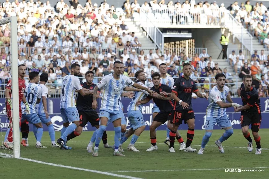 Un momento del partido entre el Málaga y el Huesca en La Rosaleda. Foto: LaLiga