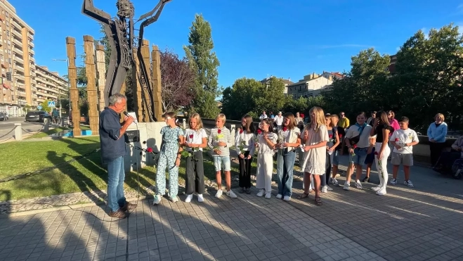 Alumnos del colegio Santa Ana se han sumado a la ofrenda. Alumnos del colegio Santa Ana se han sumado a la ofrenda.