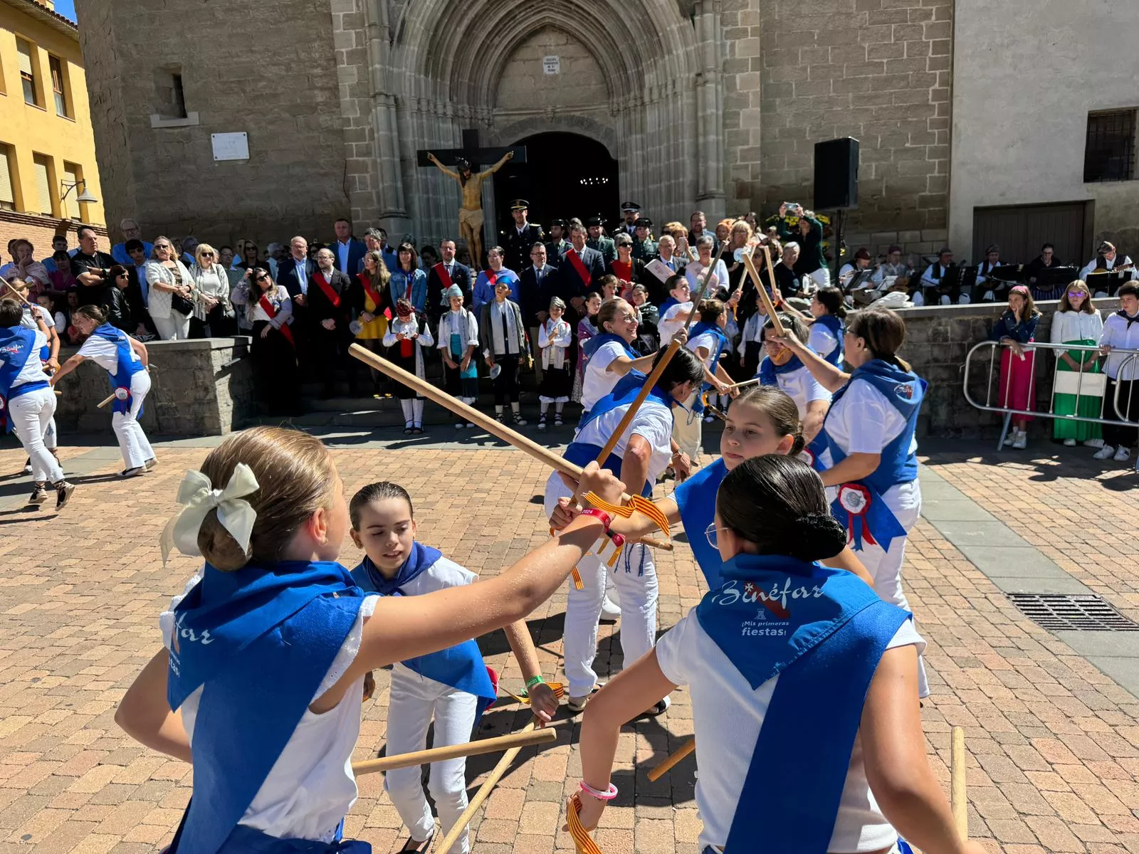 Celebración del día grande de las fiestas de Binéfar con la ofrenda de flores y el paloteau.