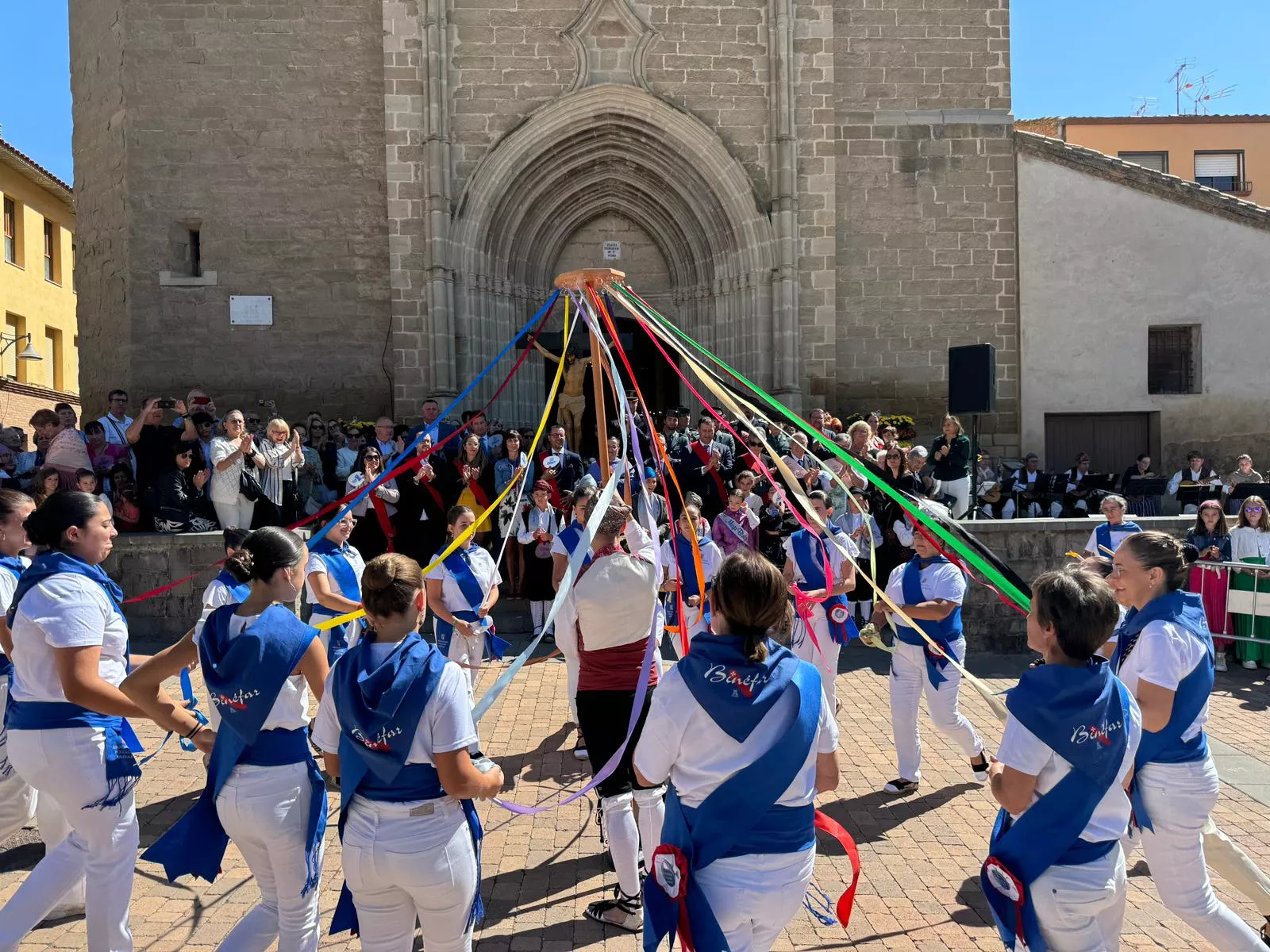 Celebración del día grande de las fiestas de Binéfar con la ofrenda de flores y el paloteau.