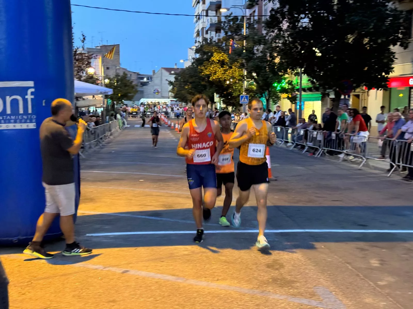 Celebración del día grande de las fiestas de Binéfar con la ofrenda de flores y el paloteau.