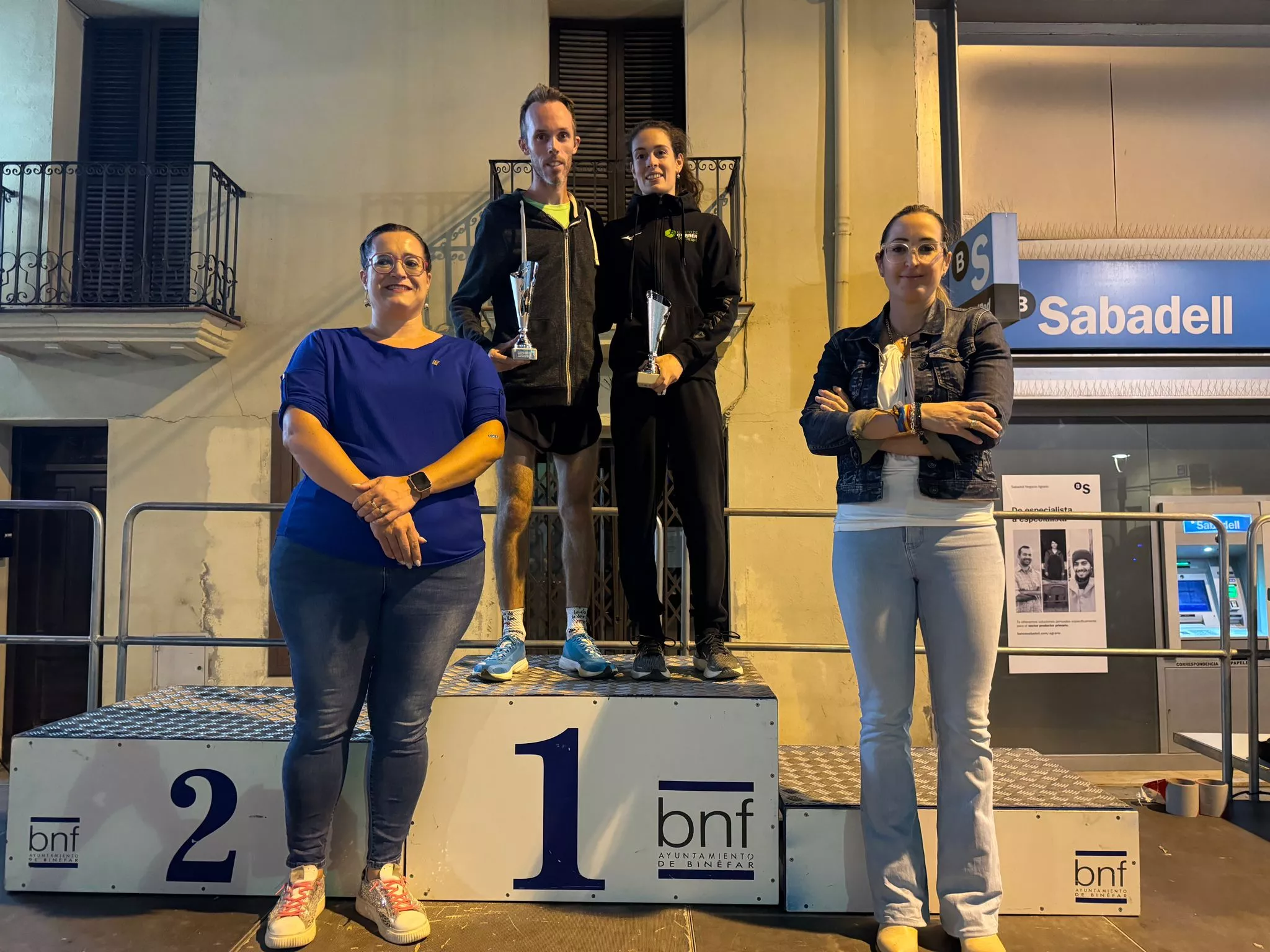 Celebración del día grande de las fiestas de Binéfar con la ofrenda de flores y el paloteau.