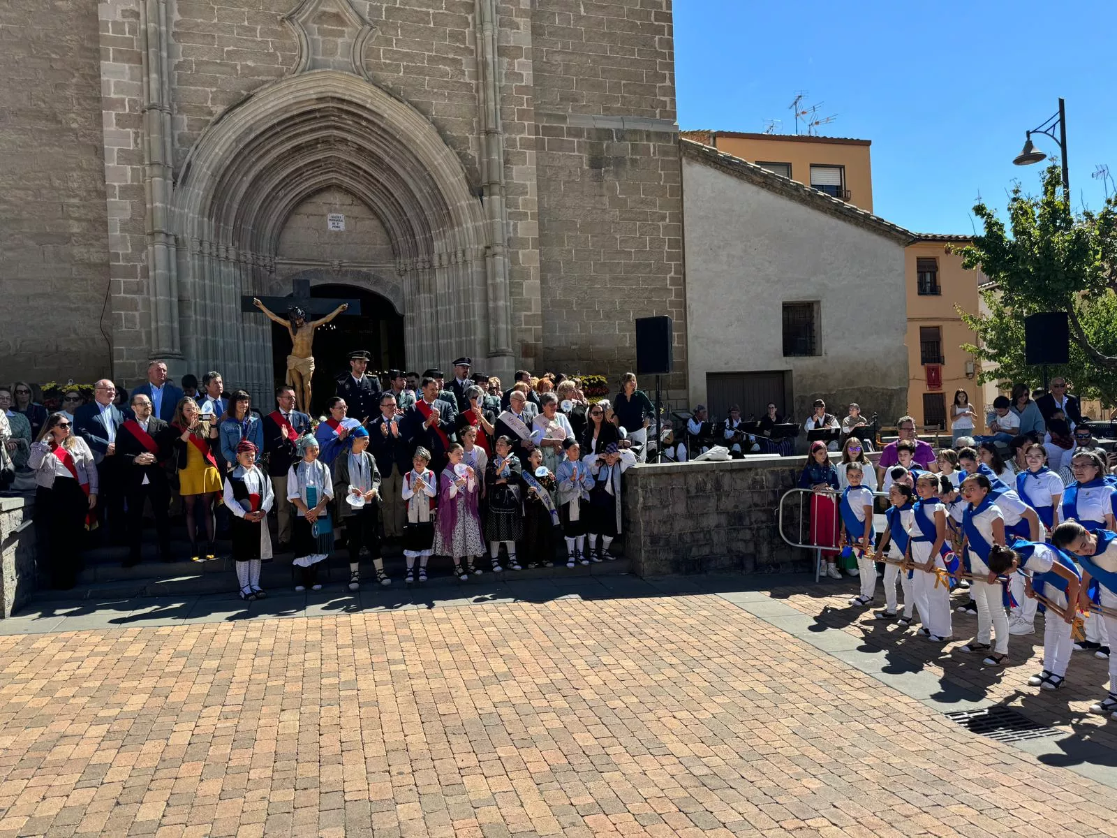 Celebración del día grande de las fiestas de Binéfar con la ofrenda de flores y el paloteau.