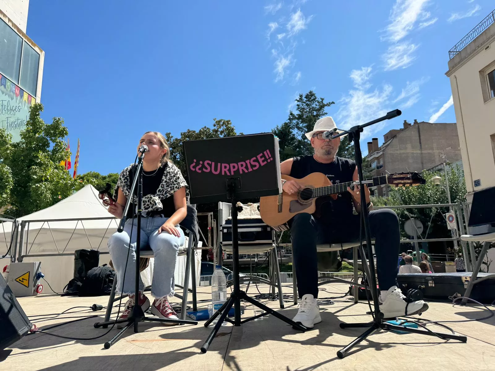 Celebración del día grande de las fiestas de Binéfar con la ofrenda de flores y el paloteau.