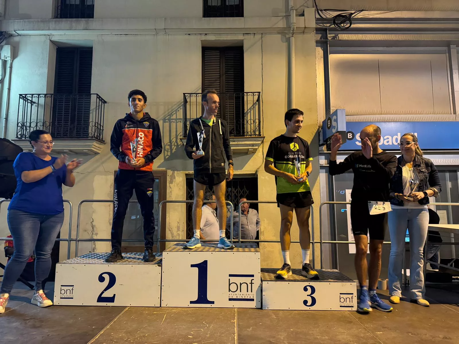 Celebración del día grande de las fiestas de Binéfar con la ofrenda de flores y el paloteau.