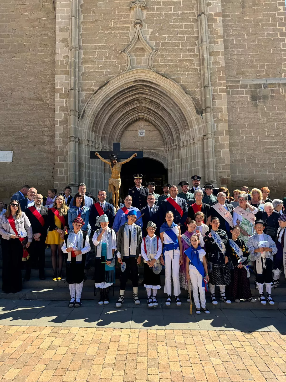 Celebración del día grande de las fiestas de Binéfar con la ofrenda de flores y el paloteau.