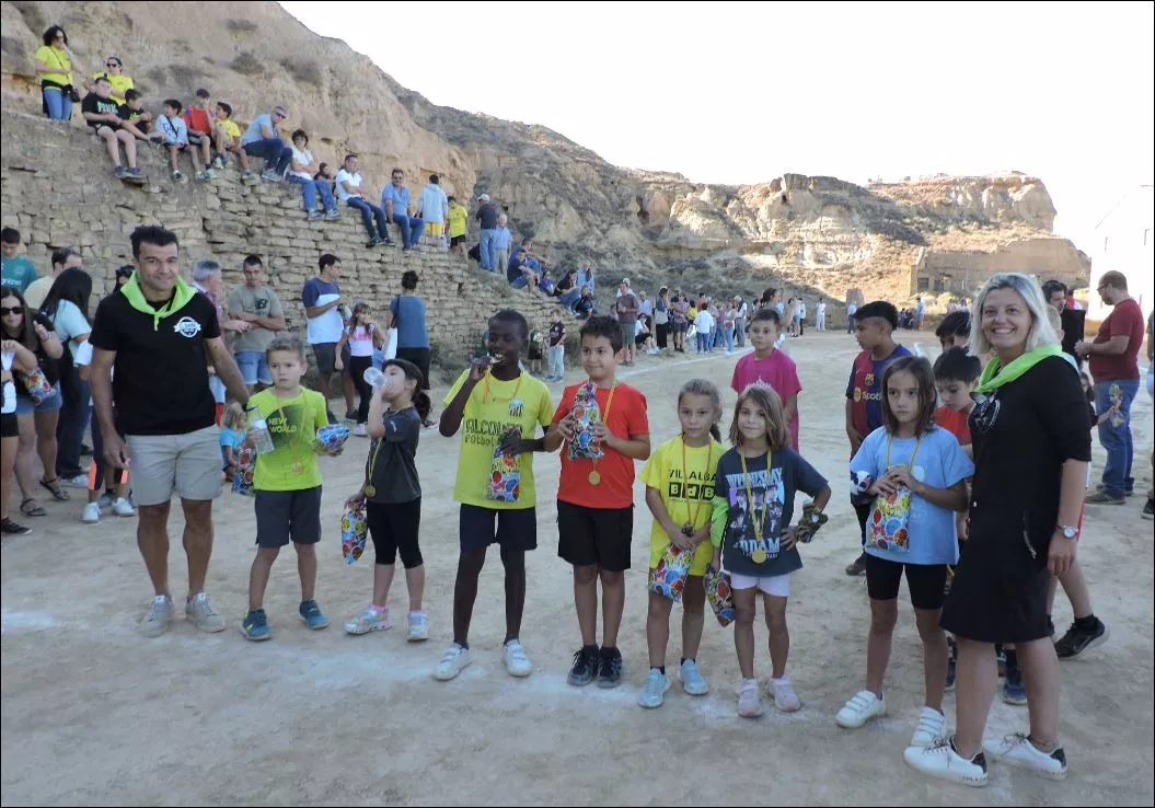 La alcaldesa Begoña Nasarre y el concejal de deportes, Mario Mirón, entregan sus medallas a los niños y niñas de 8 y 9 años