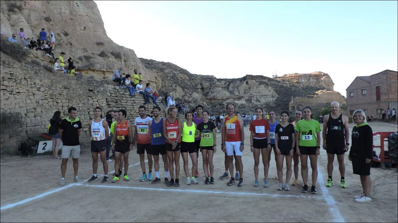 Participantes de la carrara absoluta acompañados de la alcaldesa Begoña Nasarre, y del concejal de deportes, Mario Mirón