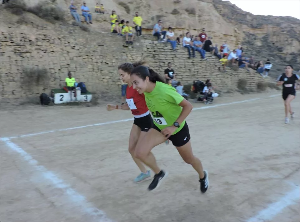 Julia Muñoz y Marta Ceperuelo disputando una prima