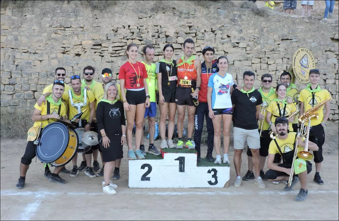 Podium de campeones. Los Metralletas, subcampeones de España de Charangas con la alcaldesa el concejal de deportes y los corr