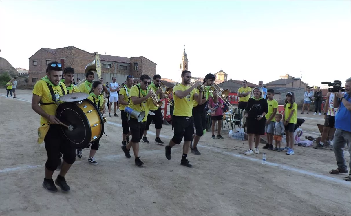 Carrera de Los Metralletas a una vuelta y tocando