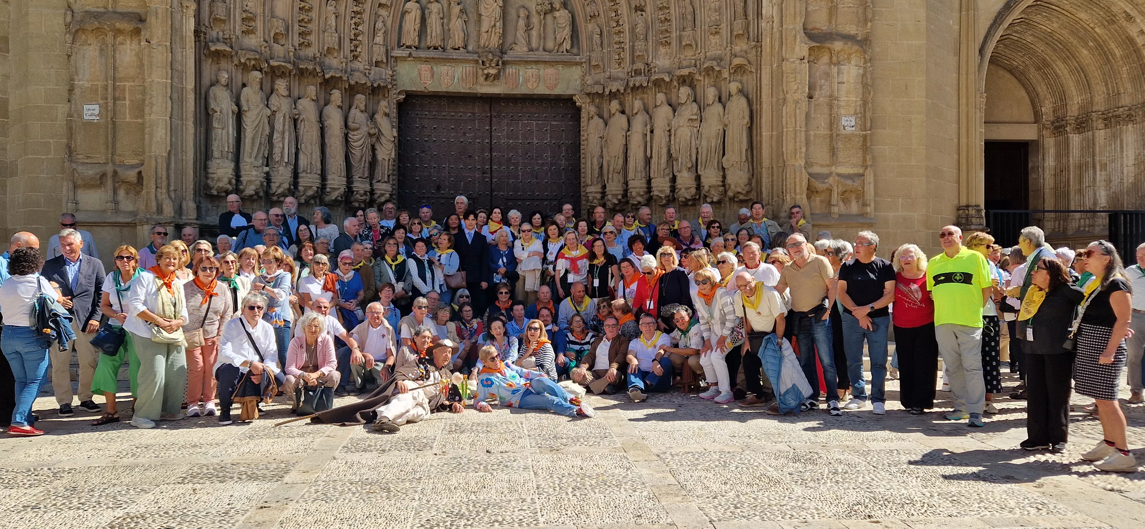 Los peregrinos del encuentro de asociaciones del Camino de Santiago posan ante la Catedral de Huesca. Foto Myriam Martínez