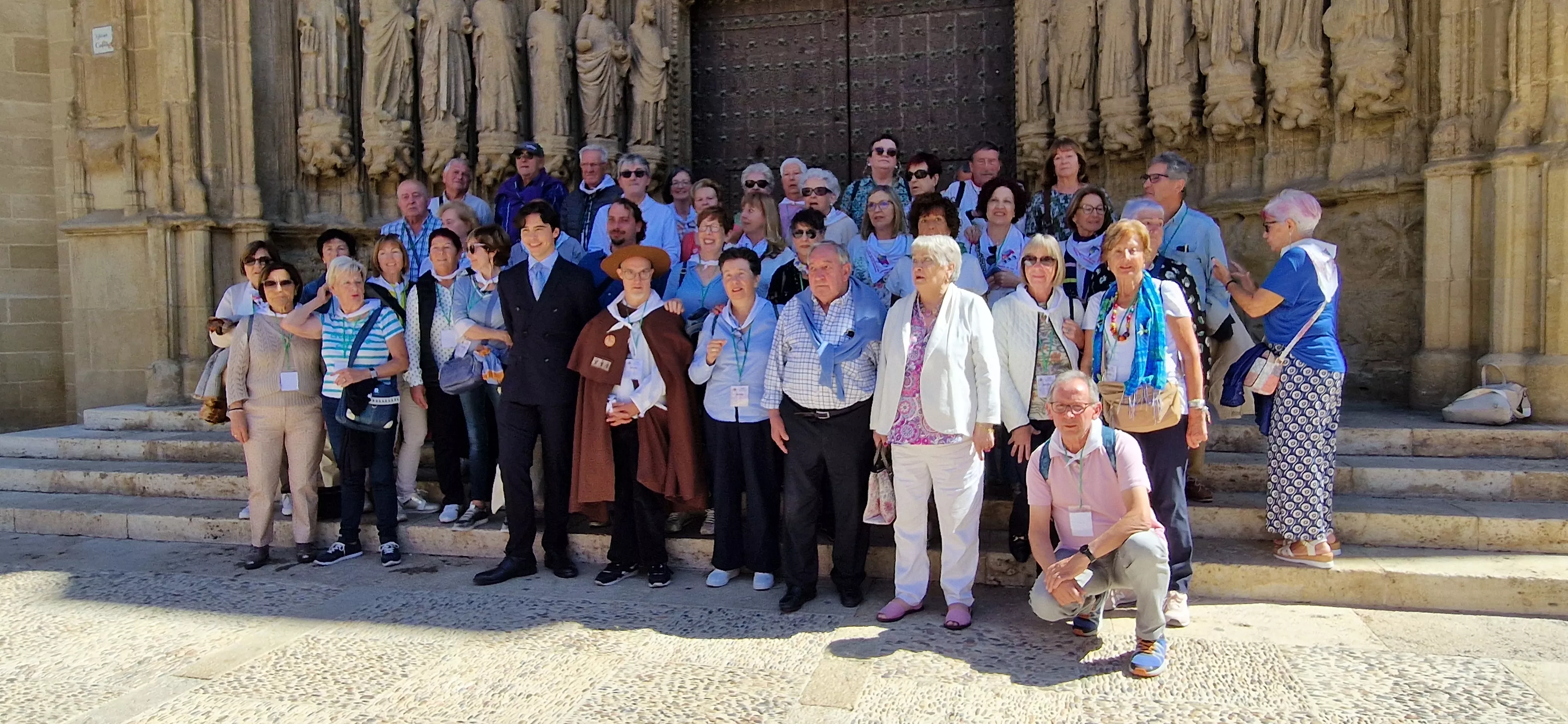 Ante la Catedral de Huesca, en el XXII Encuentro de Asociaciones del Camino de Santiago. Foto Myriam Martínez 