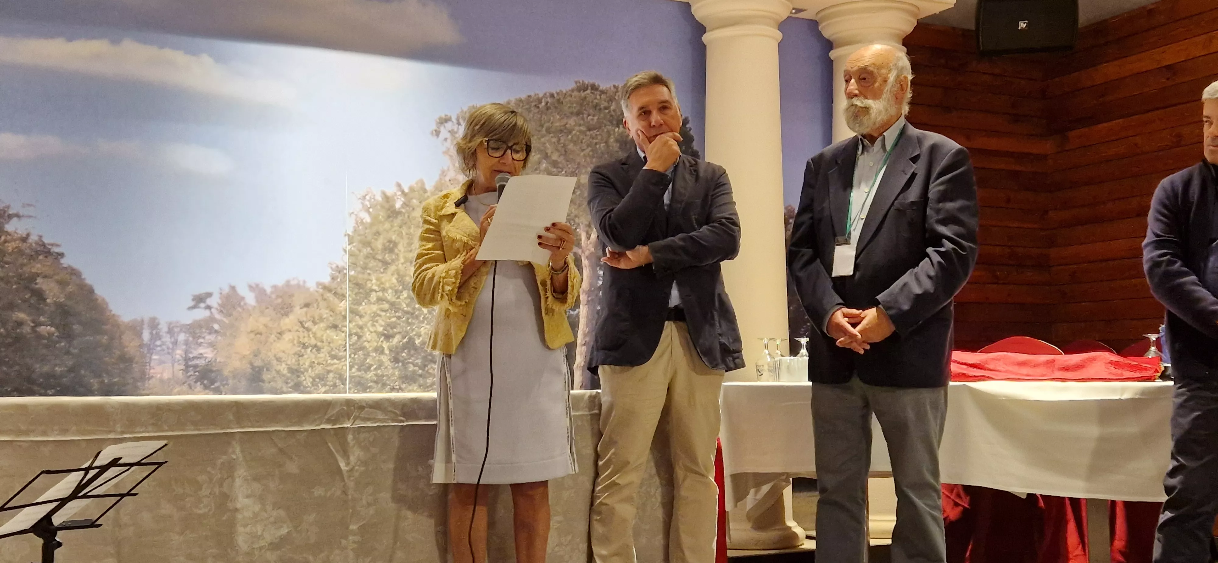 Conchita Puyalto se dirige al público, en la entrega del Bordón del Peregrino del Camino de Santiago a Irún. Foto Myriam Martínez