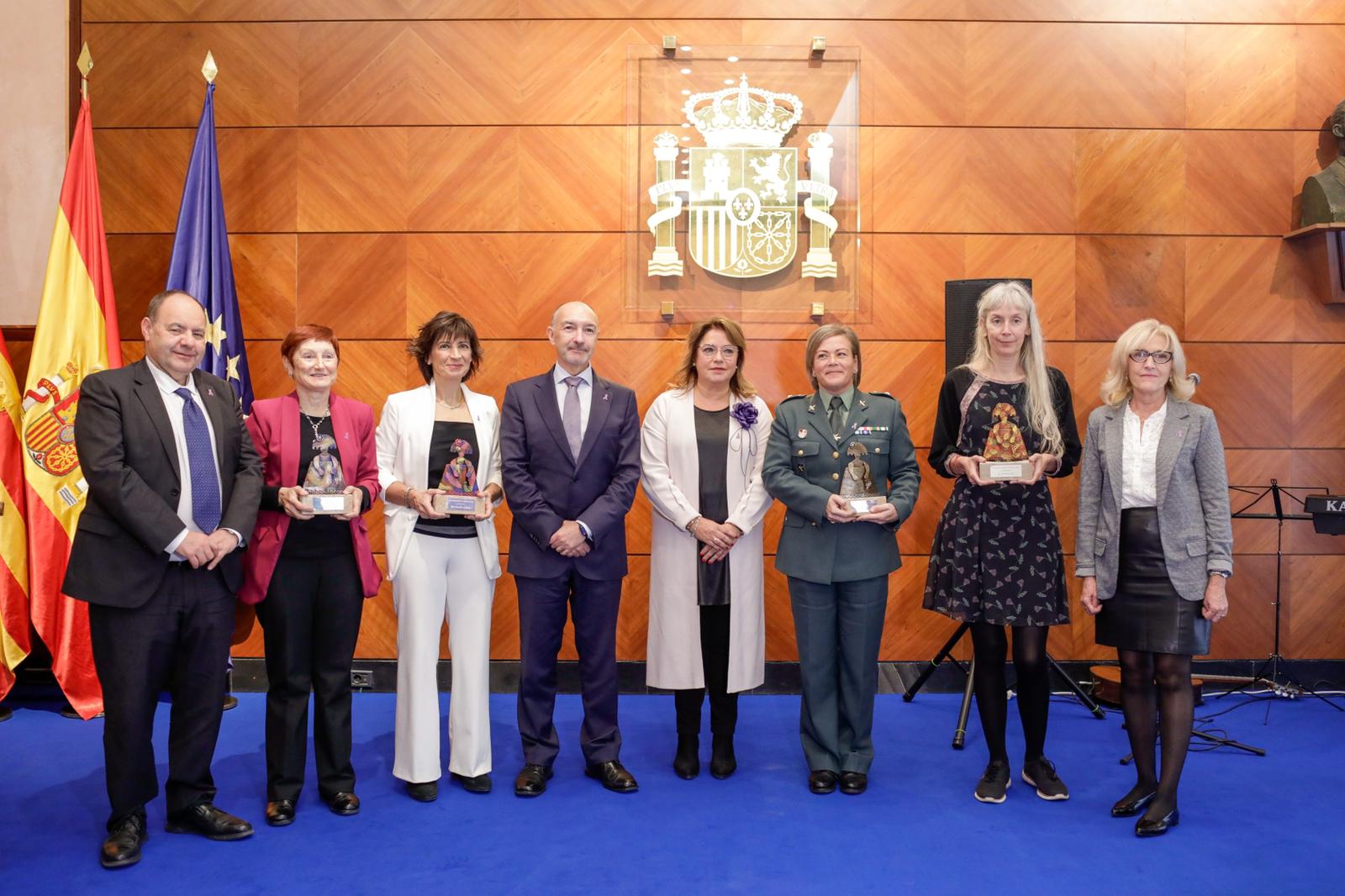 Marta Peña, de Cadis Huesca. (segunda por la derecha), junto al resto de galardonadas con el premio Meninas