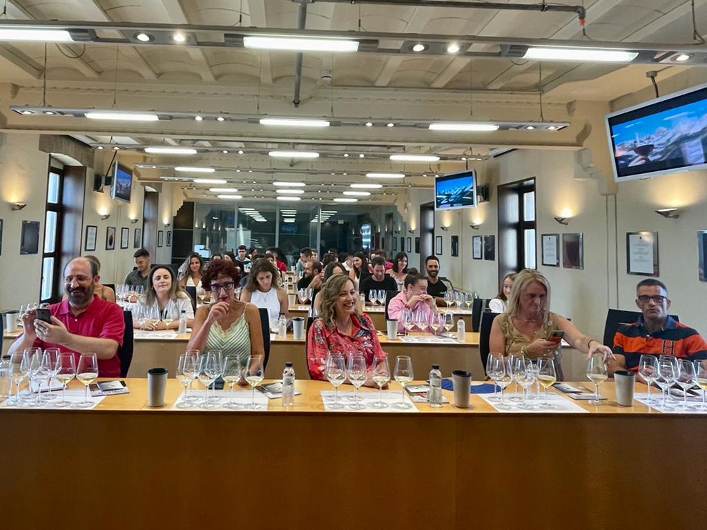 Jóvenes catando Somontano bajo la dirección de Santi Rivas.