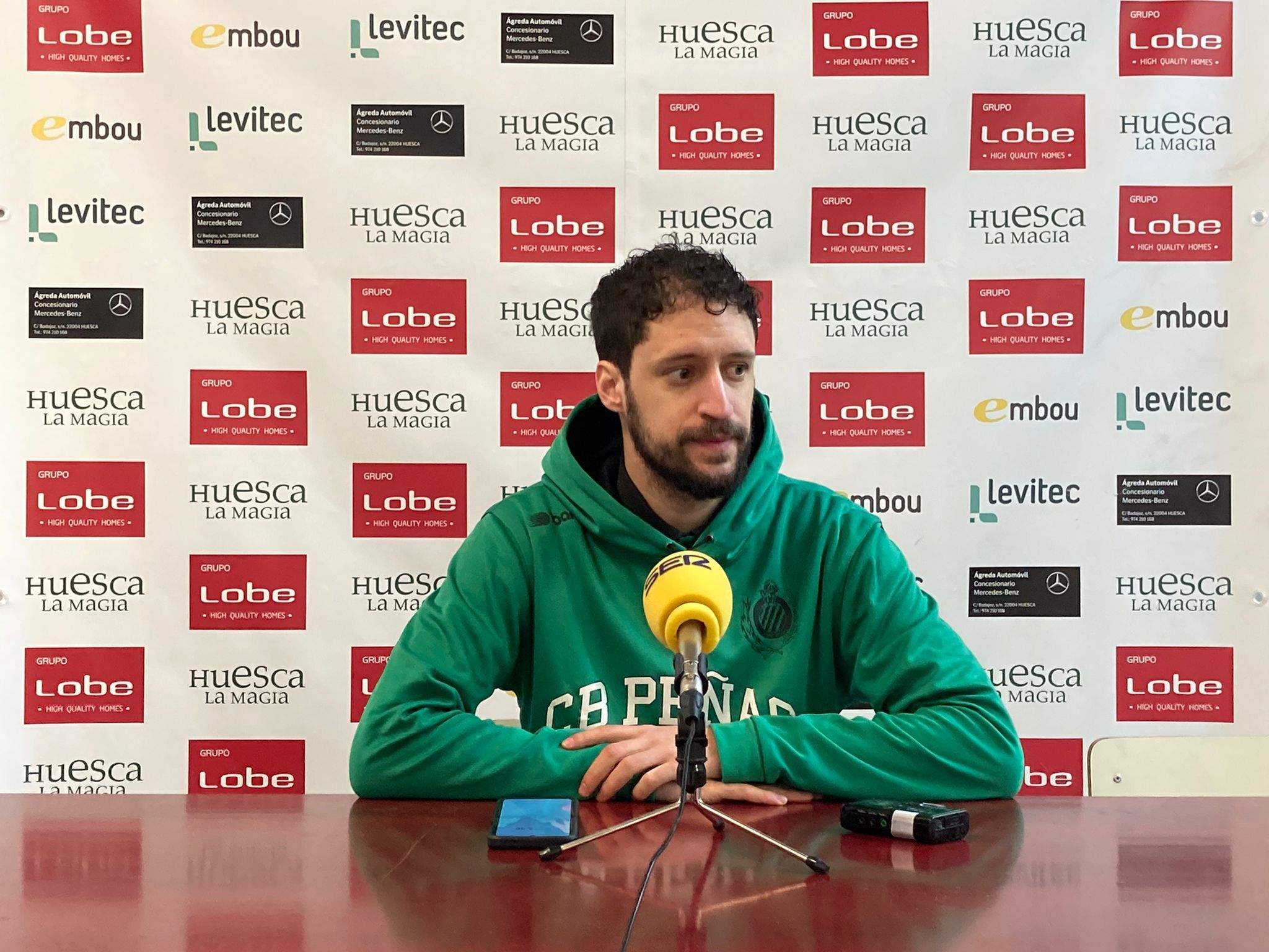 Santi Cerdán, entrenador del CB Peñas, en la previa del partido ante Mollet. Foto: Adrián Mora