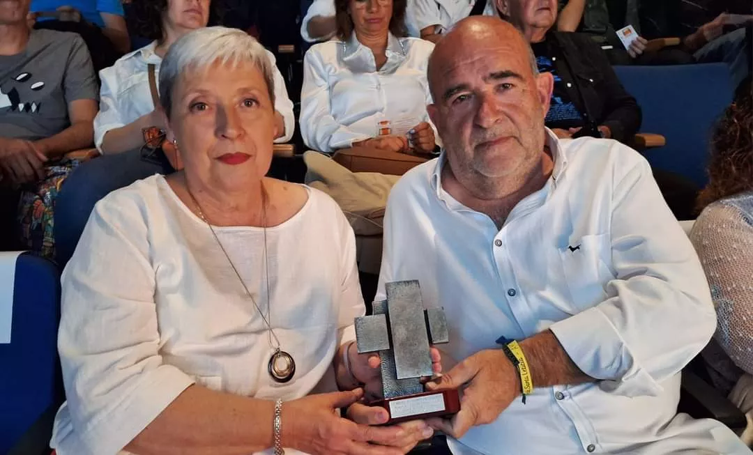 Marisa Latorre y Alejandro Salcedo, con el trofeo recibido.