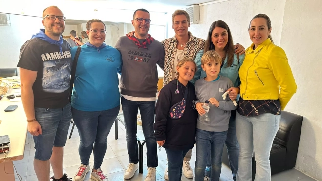 Carlos Baute posa con las autoridades de Binéfar. Carlos Baute posa con las autoridades de Binéfar.