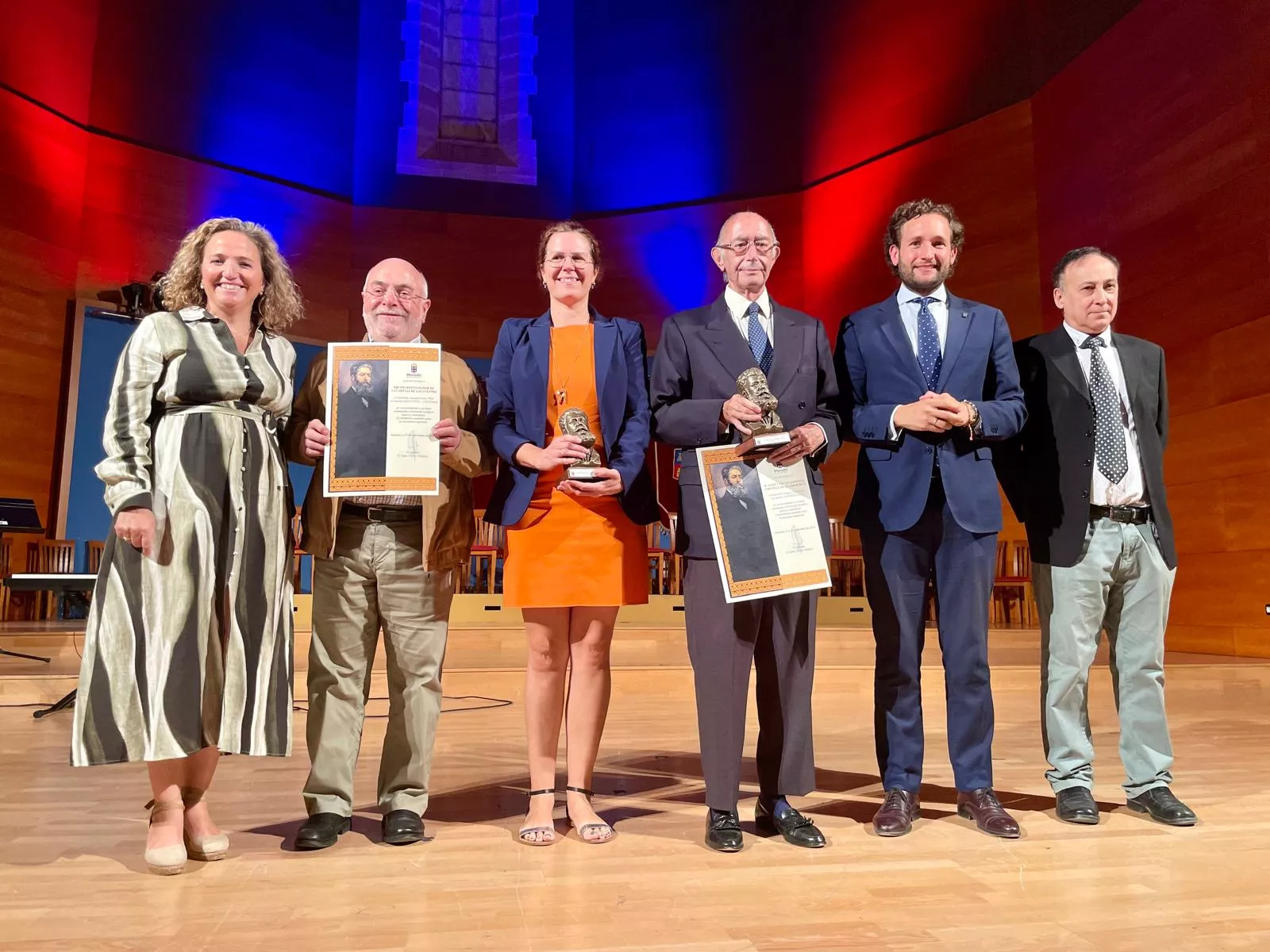 Los galardonados con los premios Joaquín Costa de Monzón, junto a las autoridades.