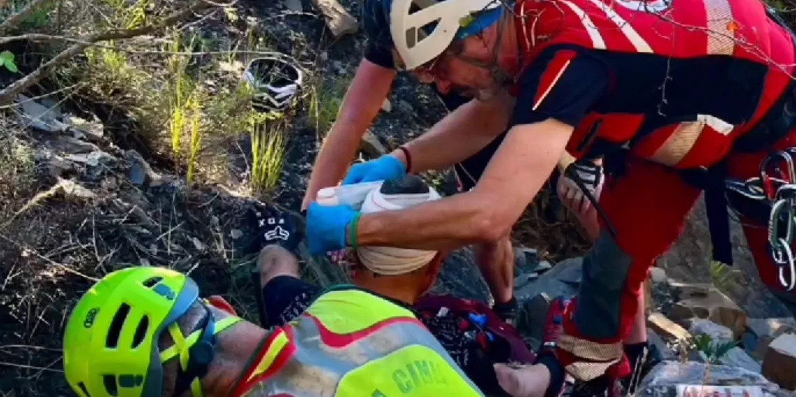 Rescatado un ciclista de montaña belga tras sufrir un traumatismo craneoencefálico. Rescatado un ciclista de montaña belga tras sufrir un traumatismo craneoencefálico.