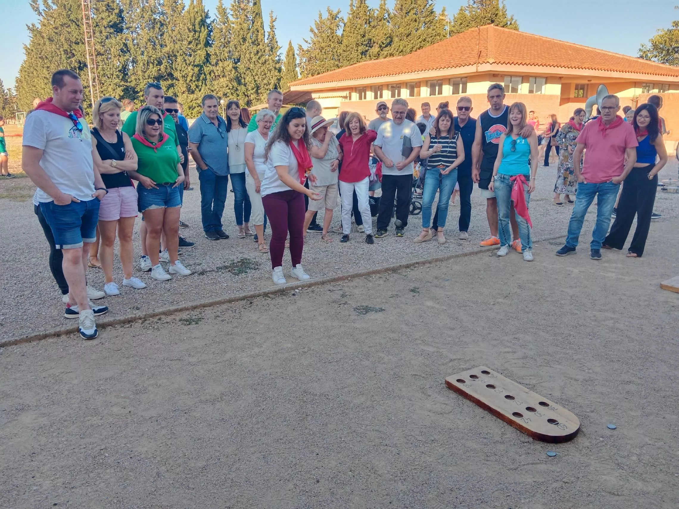 Juegos tradicionales en Lalueza, hoyetes.